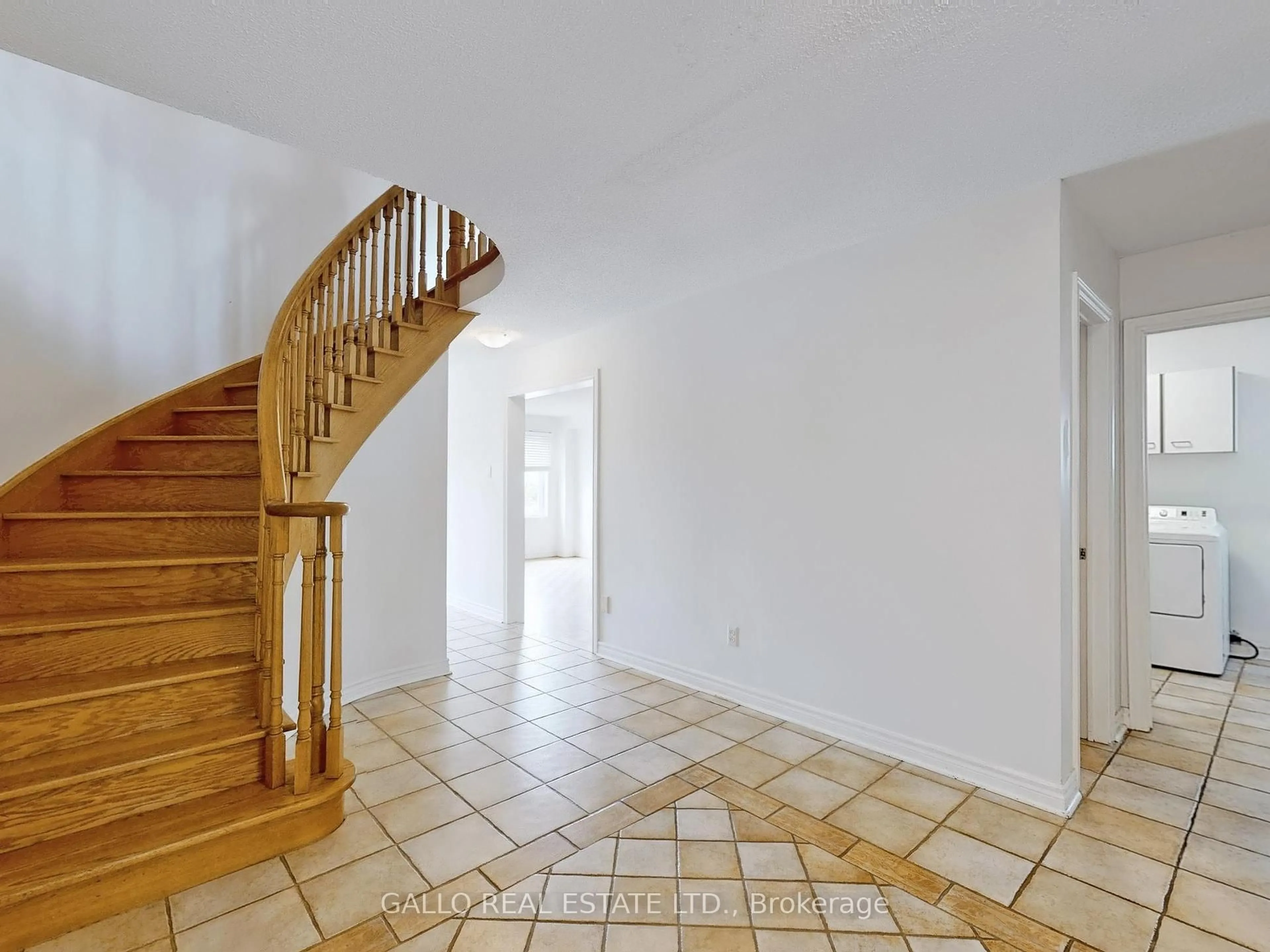 Indoor foyer for 654 Rupert Ave, Whitchurch-Stouffville Ontario L4A 8B8