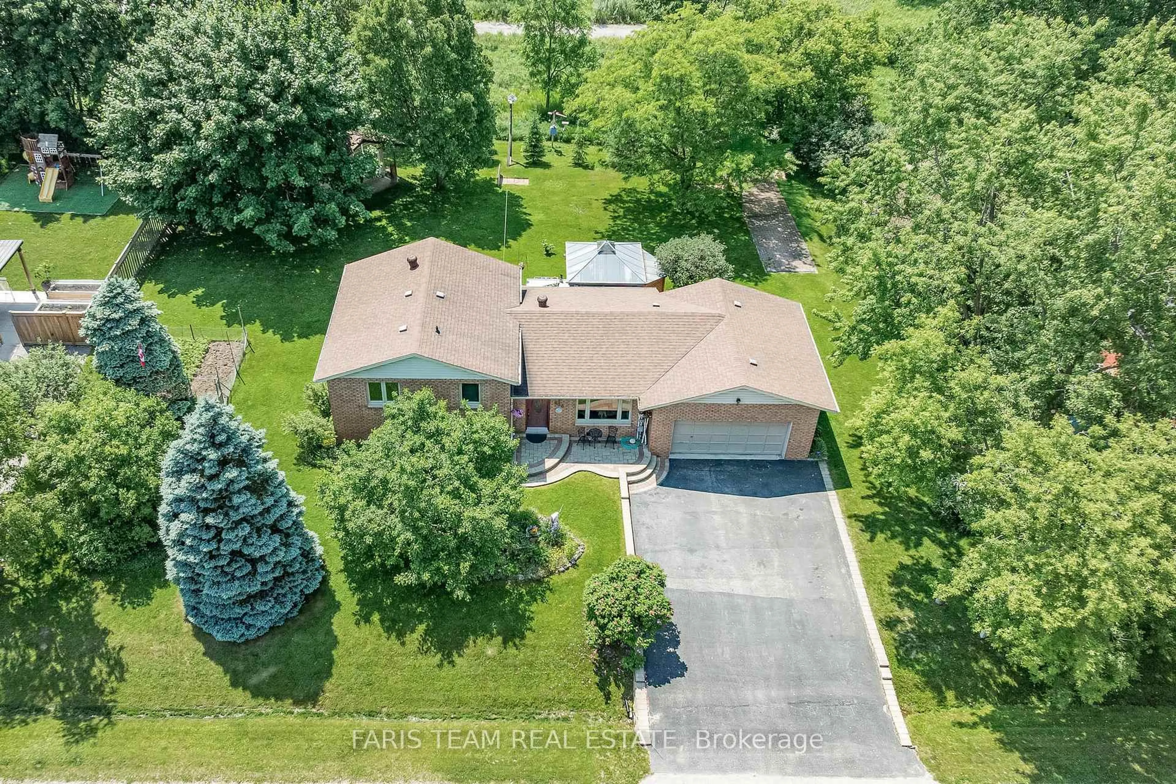 A pic from outside/outdoor area/front of a property/back of a property/a pic from drone, street for 856 Church Dr, Innisfil Ontario L0L 1K0
