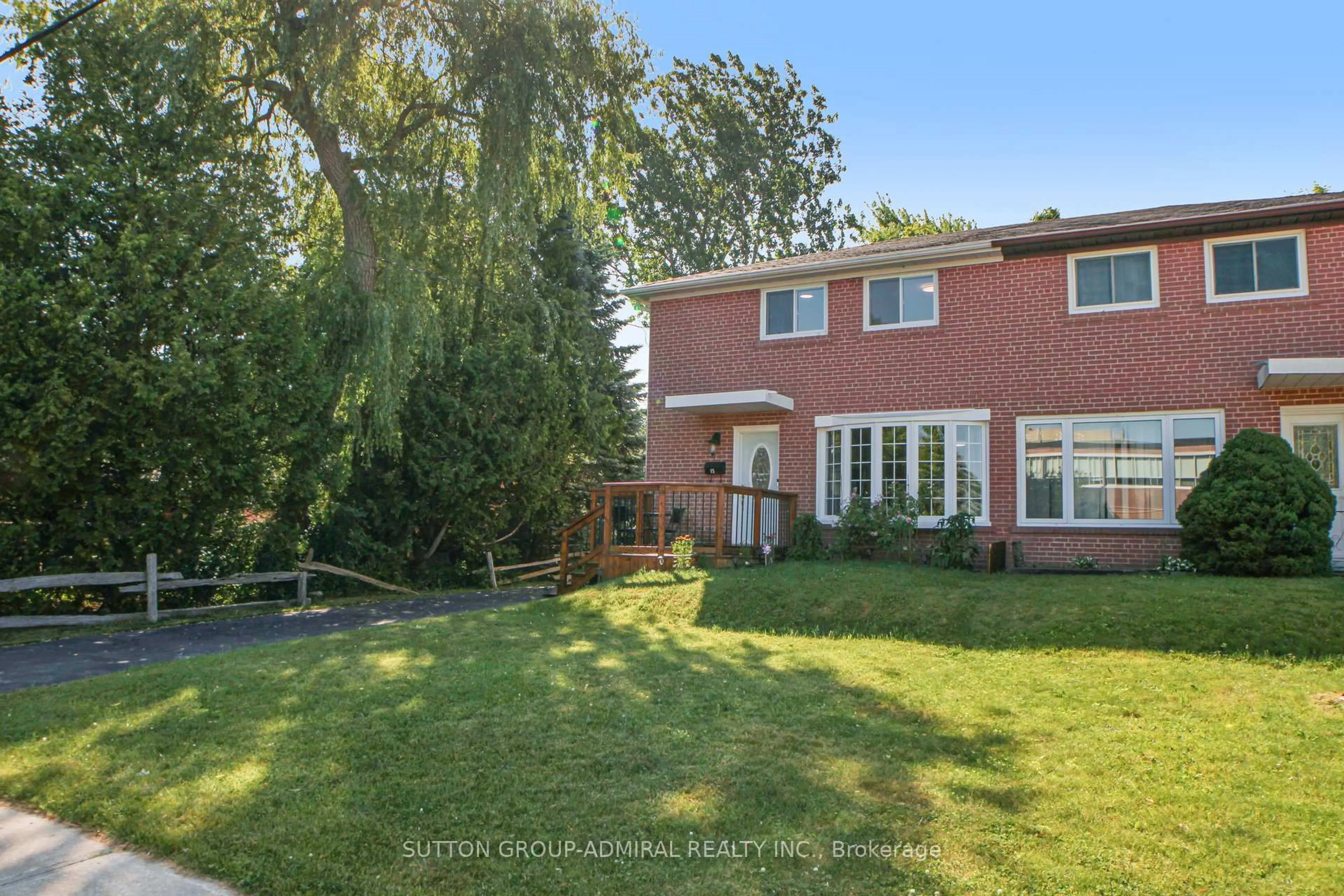 A pic from outside/outdoor area/front of a property/back of a property/a pic from drone, street for 15 Glass Dr, Aurora Ontario L4G 2E5