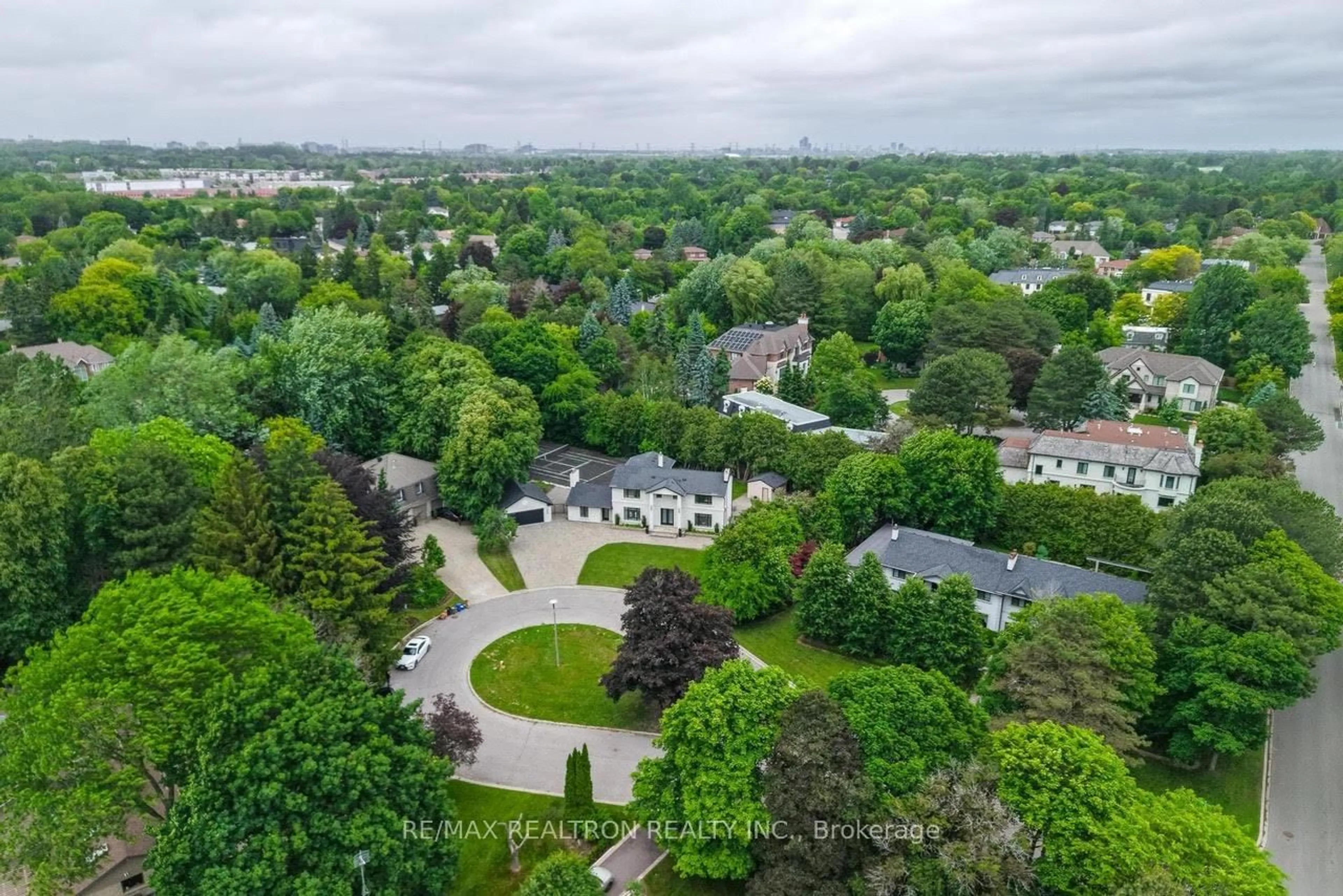 A pic from outside/outdoor area/front of a property/back of a property/a pic from drone, street for 3 Rosea Crt, Markham Ontario L3T 2V3