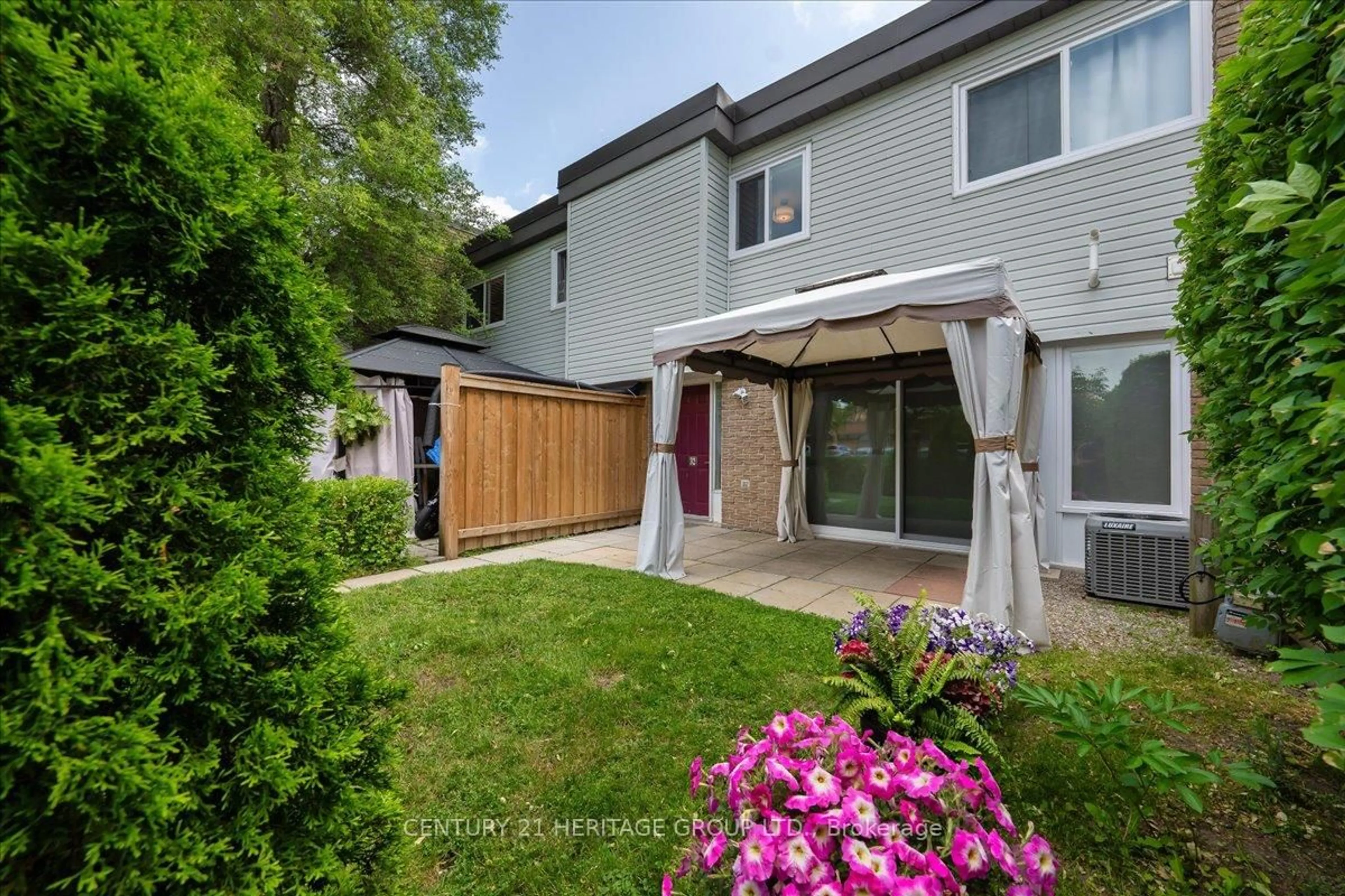 Patio, street for 32 Springfair Ave, Aurora Ontario L4G 3M2