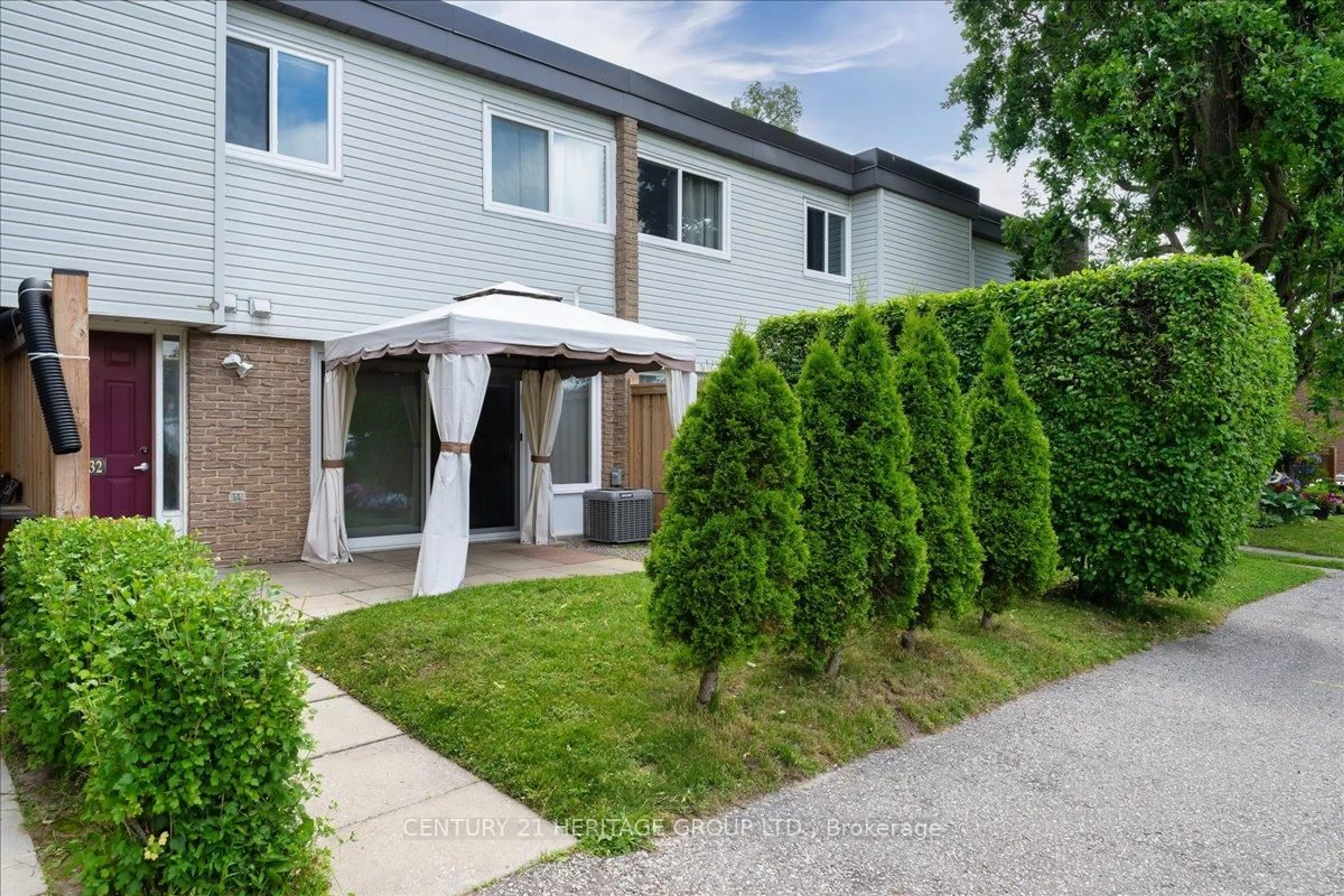 Unknown for 32 Springfair Ave, Aurora Ontario L4G 3M2