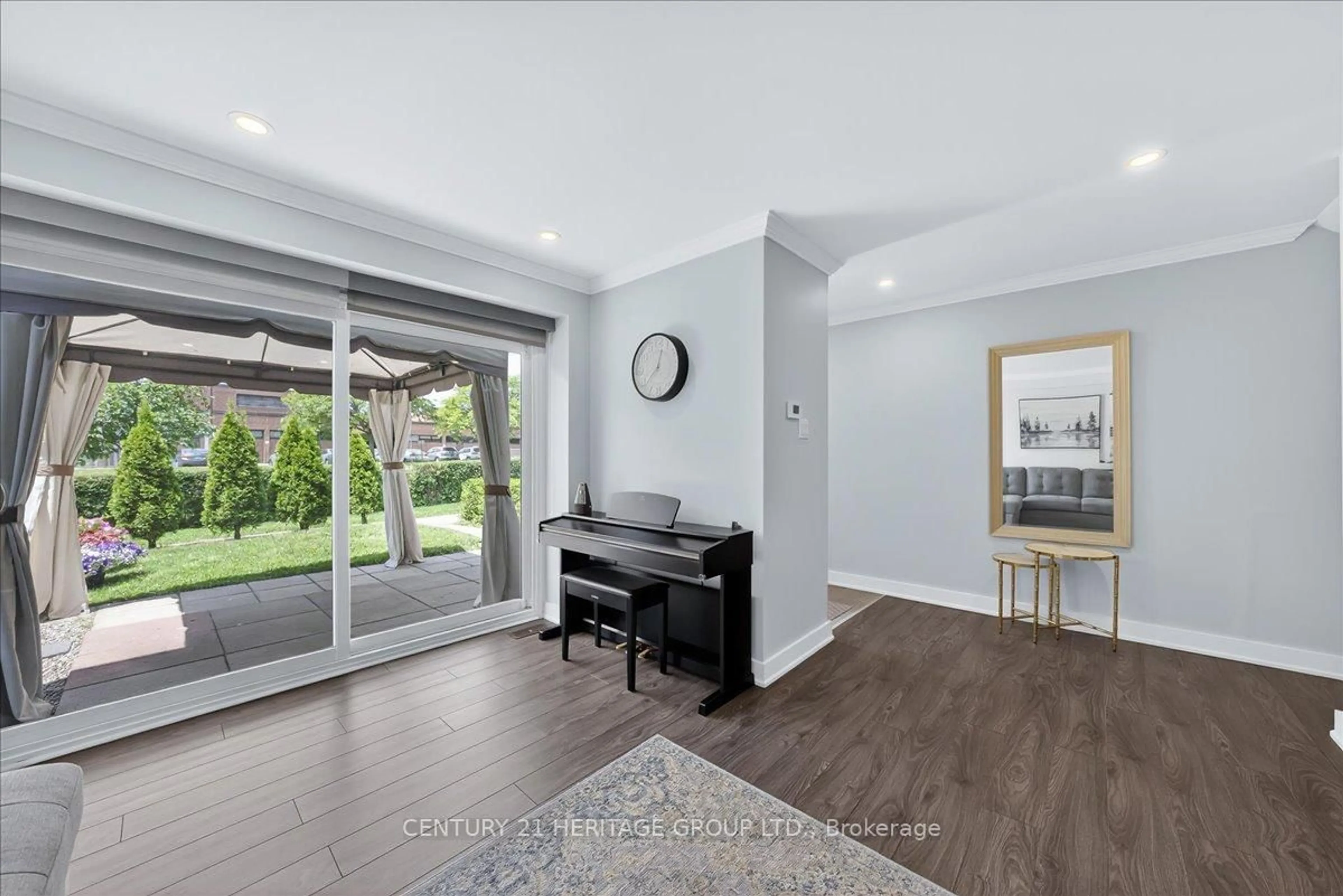 Indoor entryway for 32 Springfair Ave, Aurora Ontario L4G 3M2