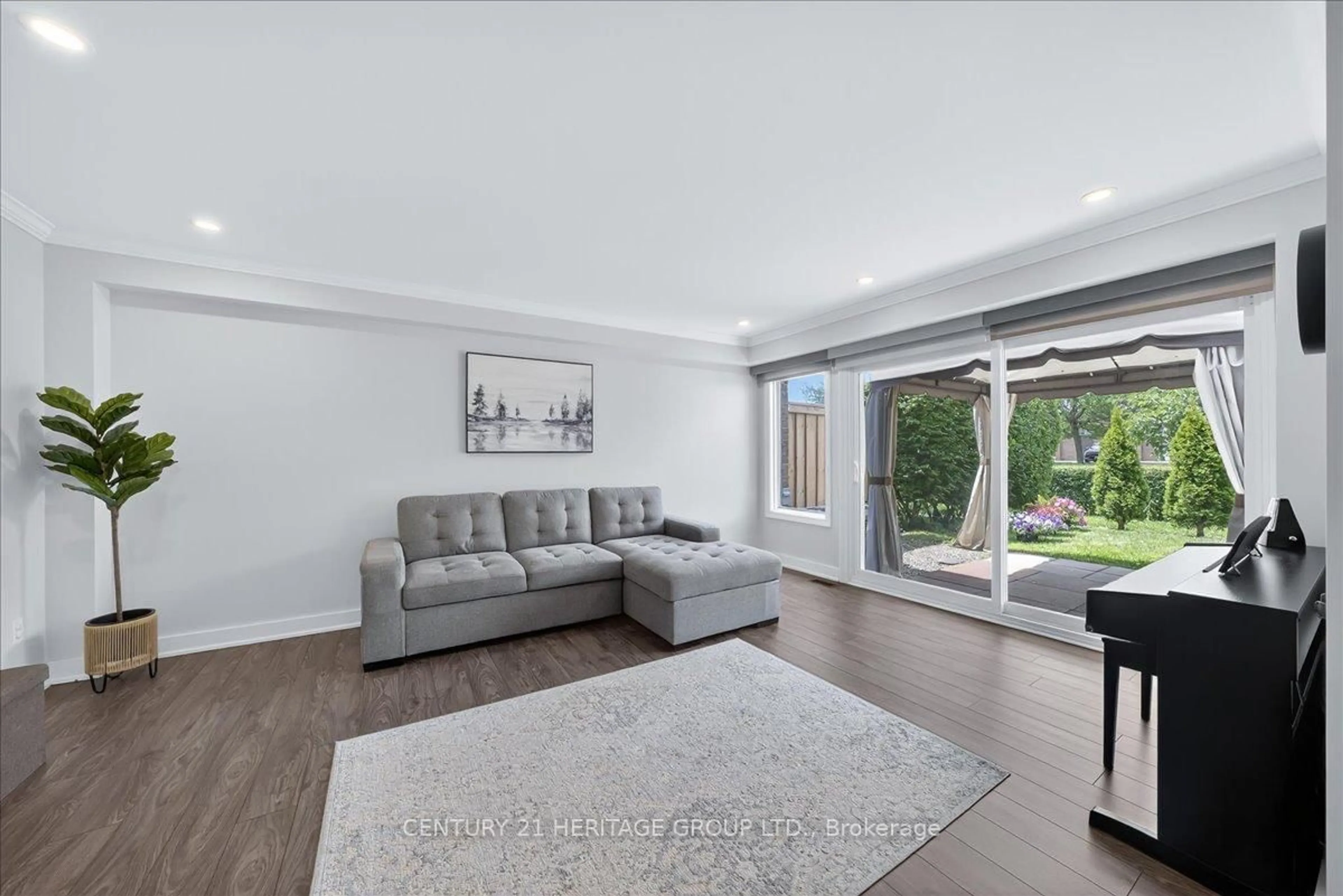 Living room with furniture, unknown for 32 Springfair Ave, Aurora Ontario L4G 3M2