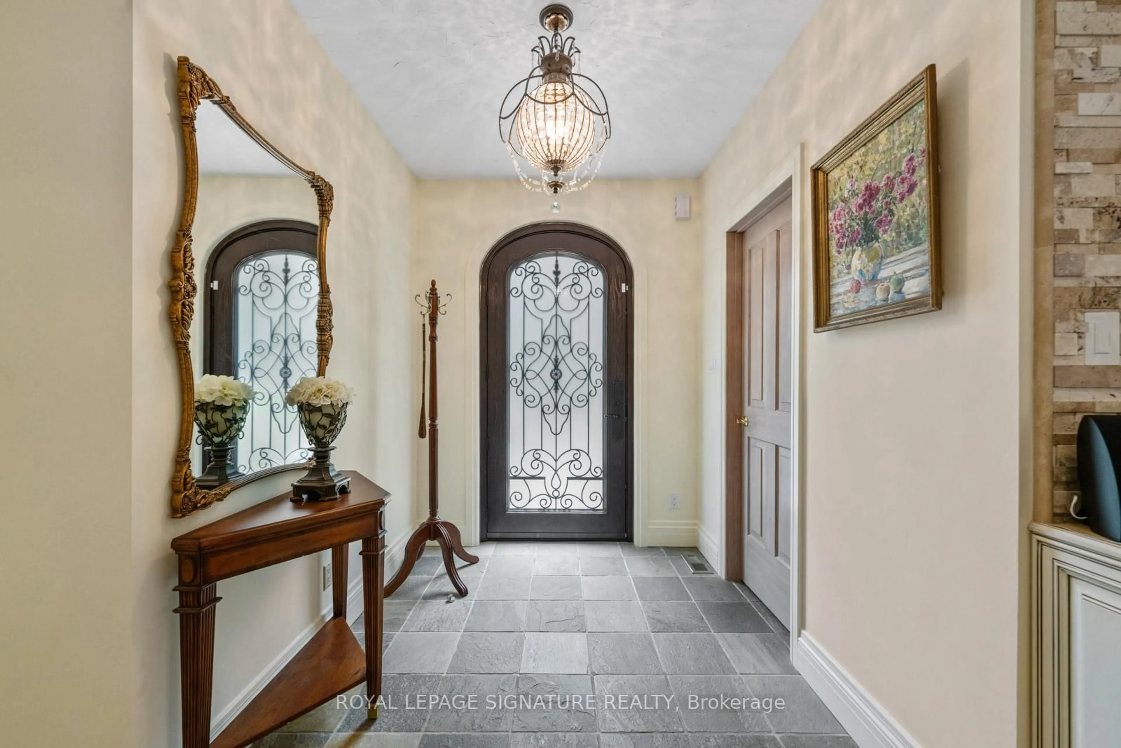 Indoor entryway for 30 Kingswood Dr, King Ontario L7B 1K8