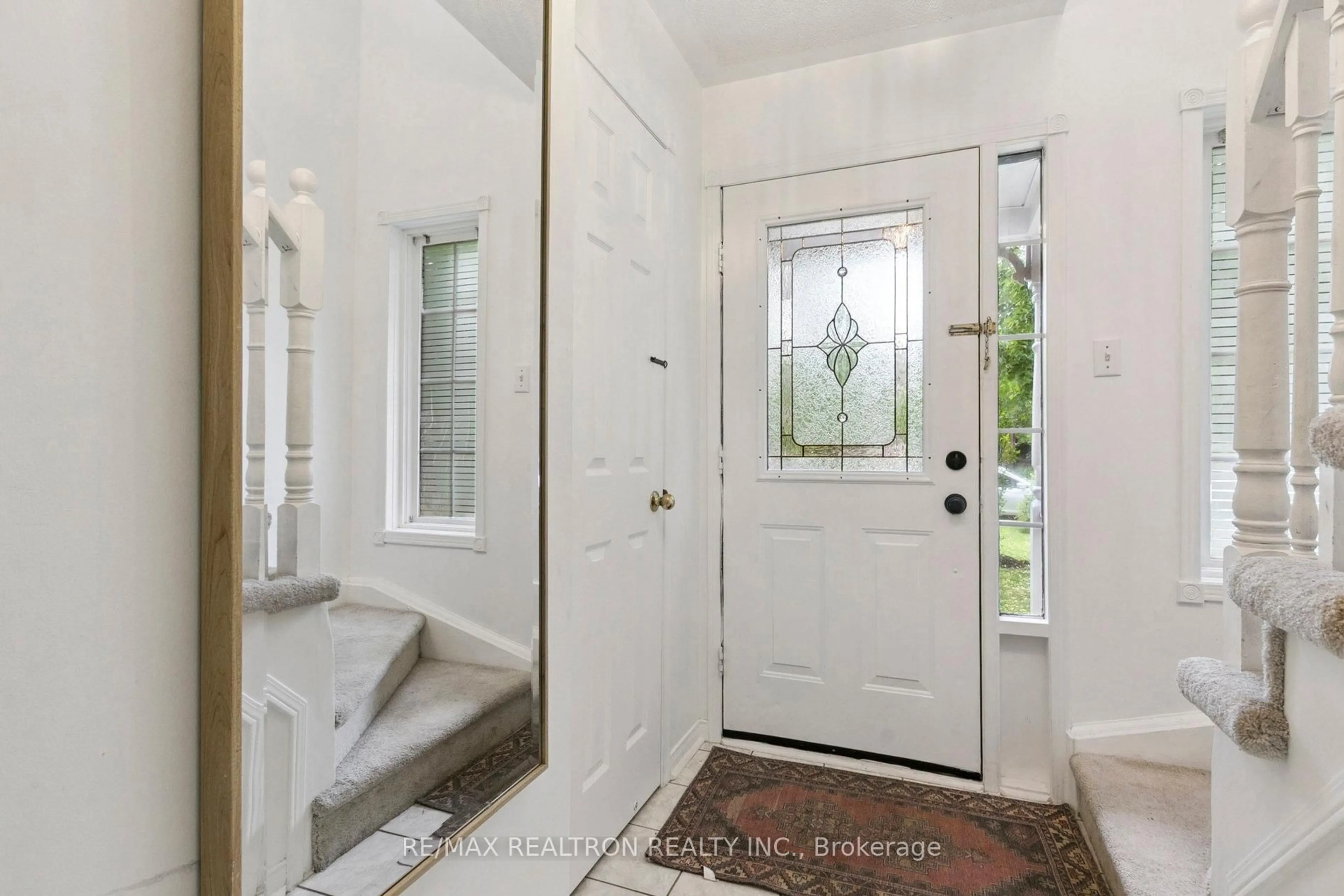 Indoor entryway for 316 Warner Cres, Newmarket Ontario L3X 2G7