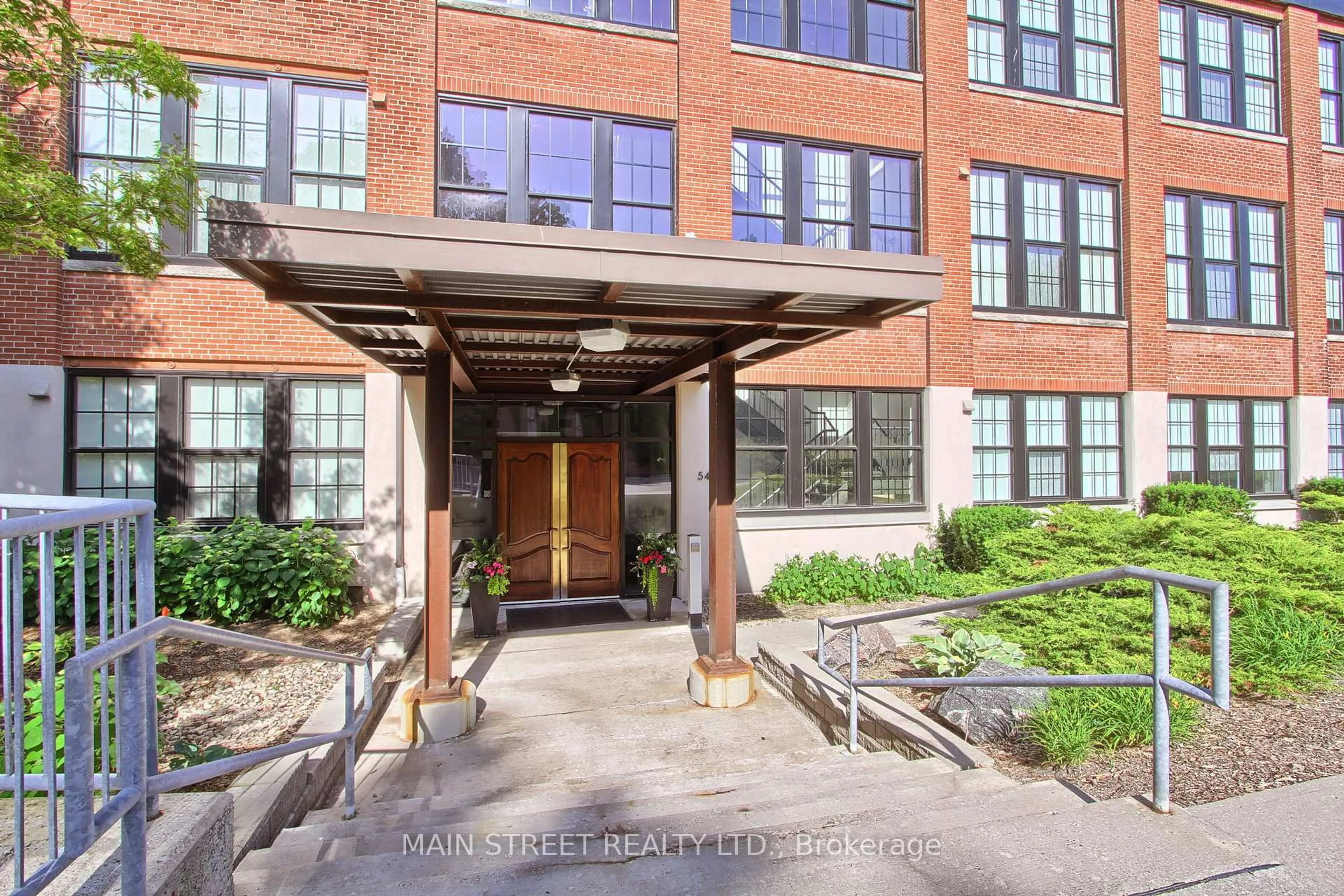 Indoor foyer for 543 Timothy St #317, Newmarket Ontario L3Y 1R1