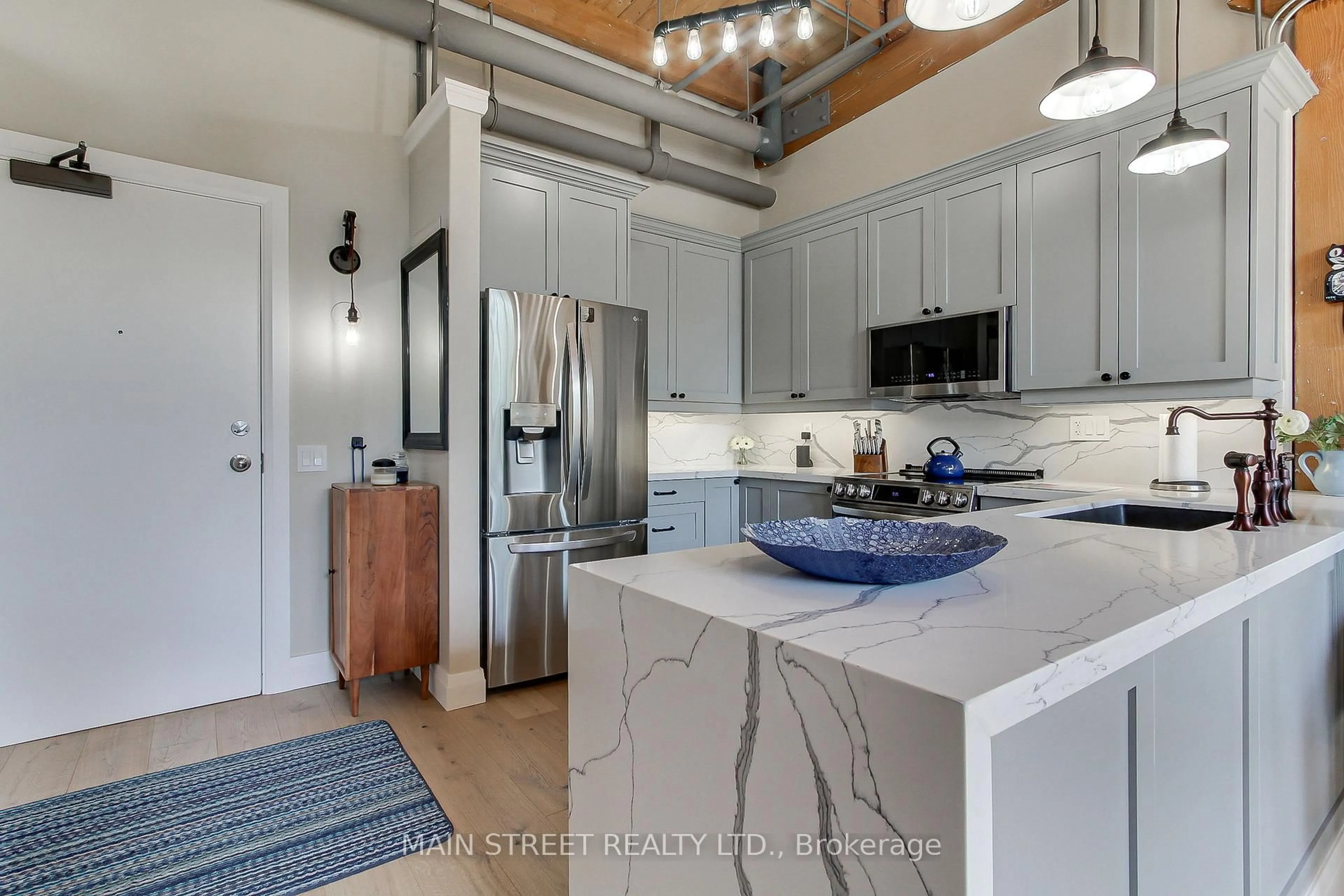Open concept kitchen, ceramic/tile floor for 543 Timothy St #317, Newmarket Ontario L3Y 1R1