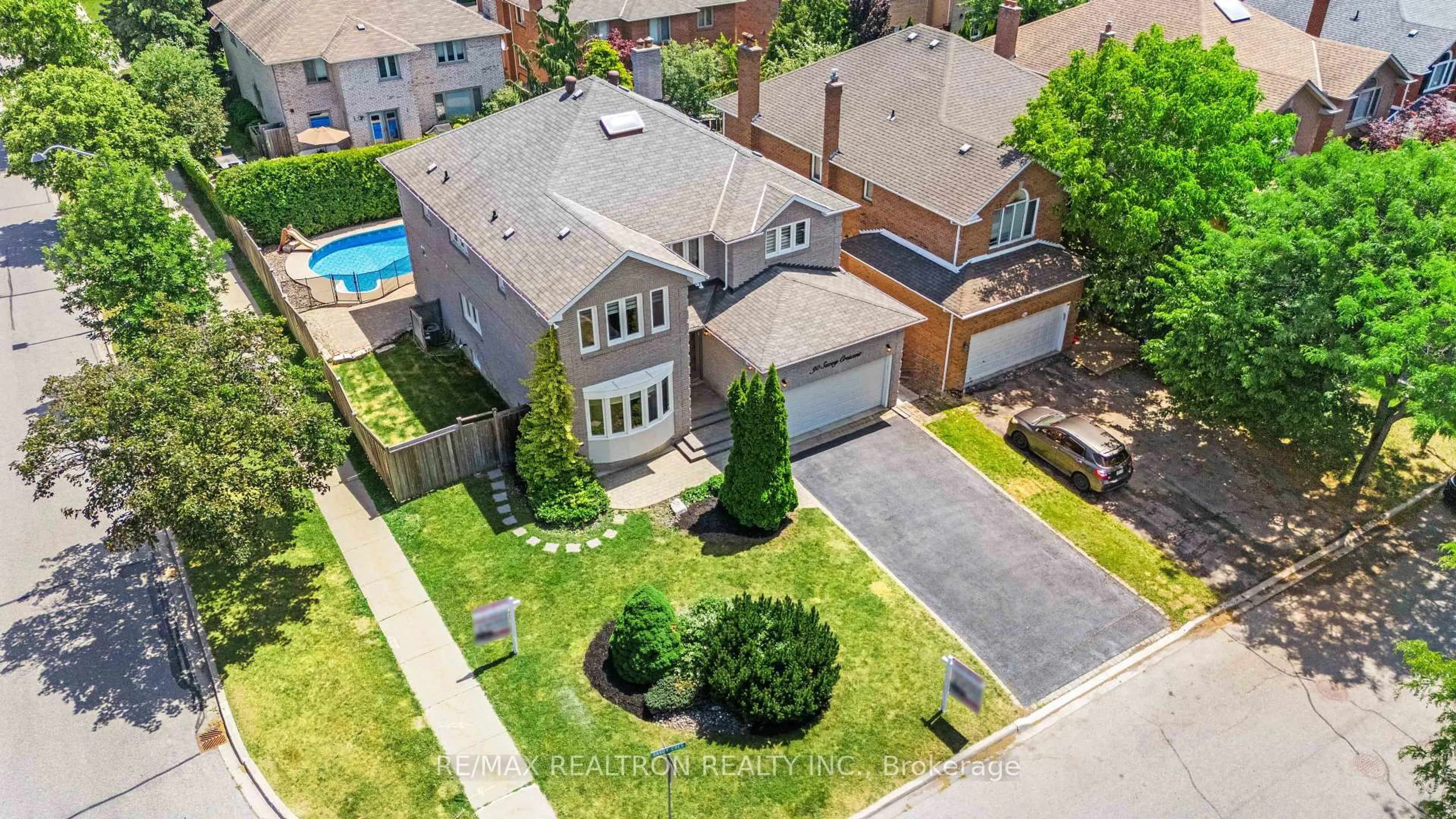 A pic from outside/outdoor area/front of a property/back of a property/a pic from drone, street for 90 Savoy Cres, Vaughan Ontario L4J 7W3