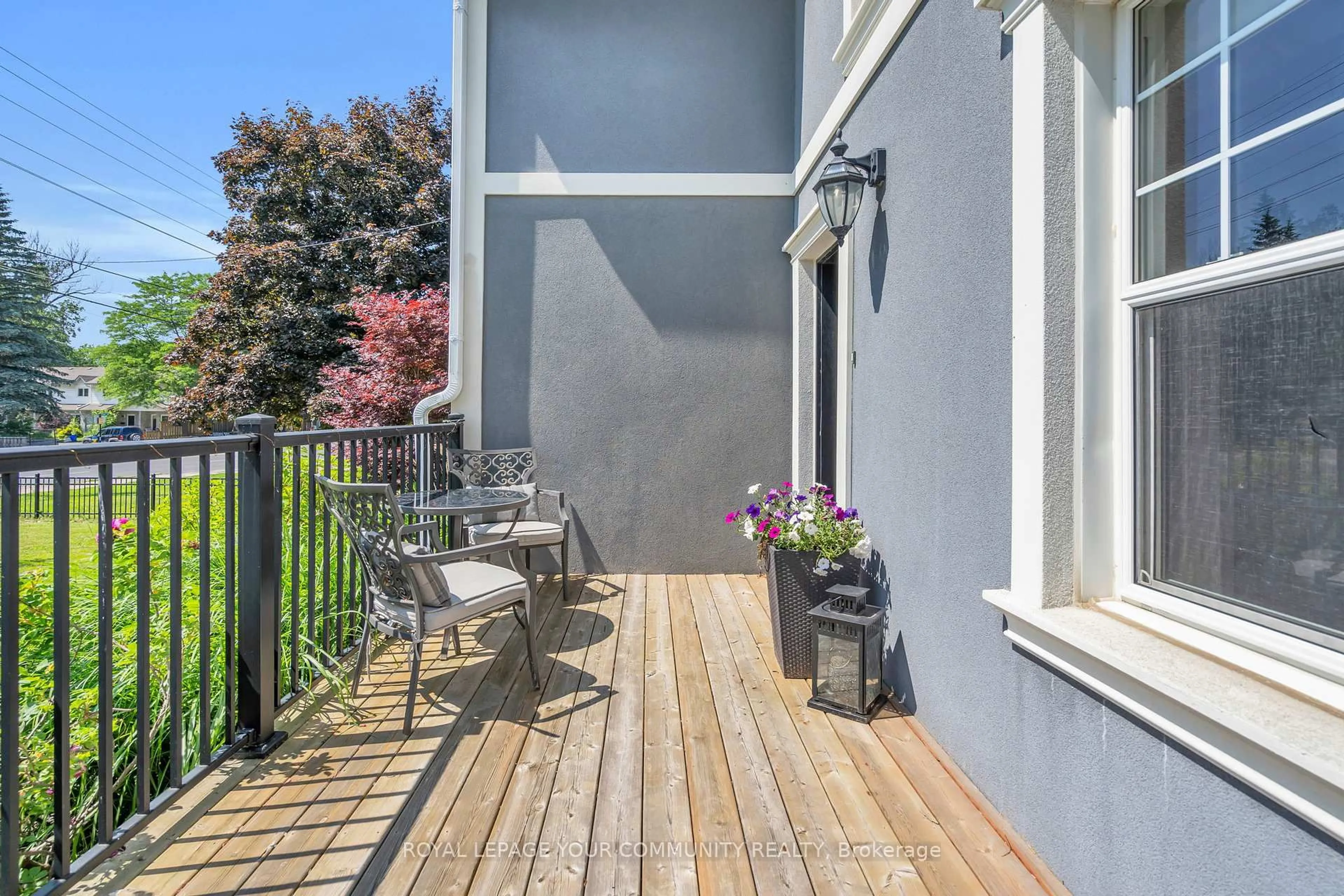 Patio, street for 21039 Dalton Rd, Georgina Ontario L0E 1L0