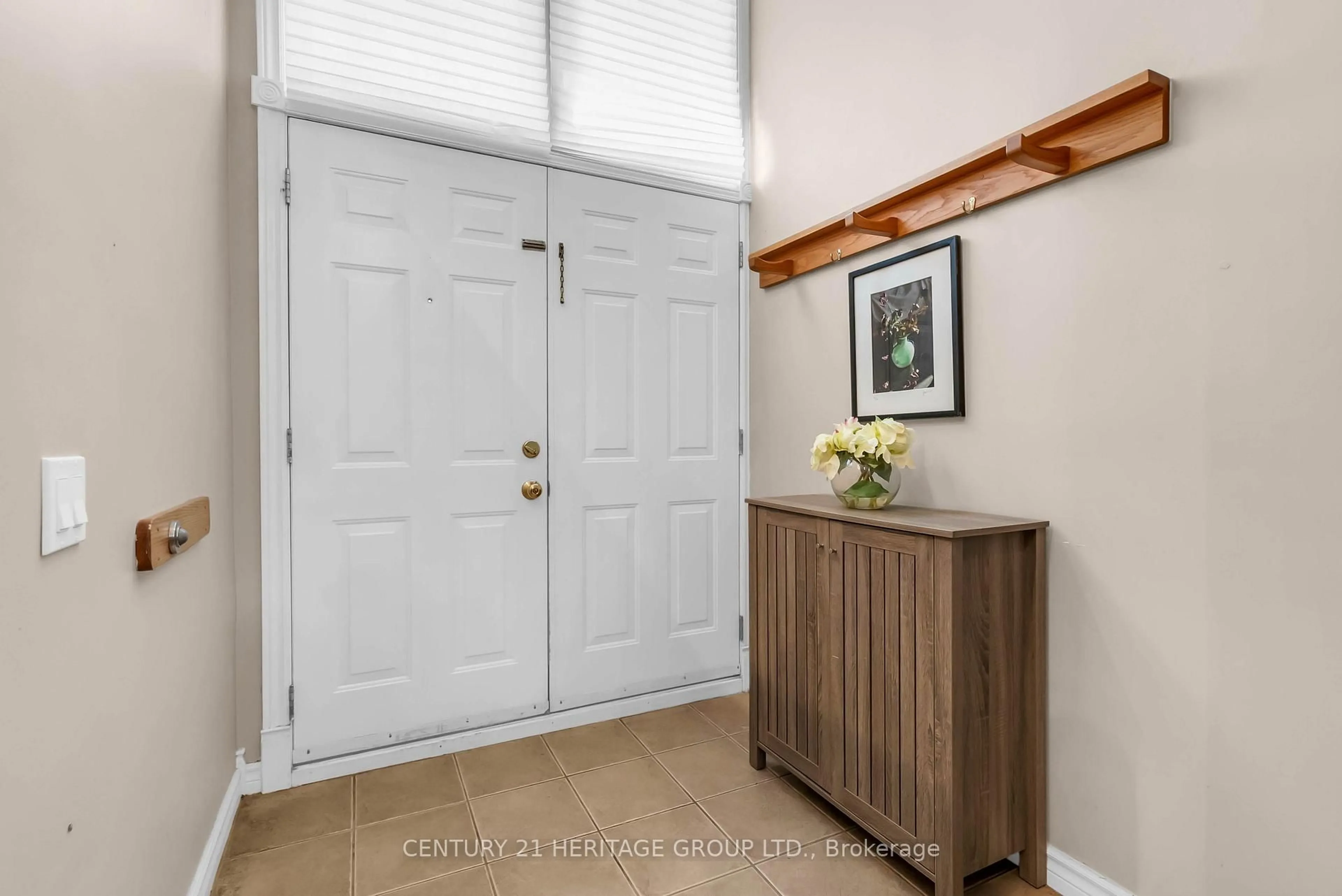Indoor entryway for 1944 John St, Markham Ontario L3T 1Z1
