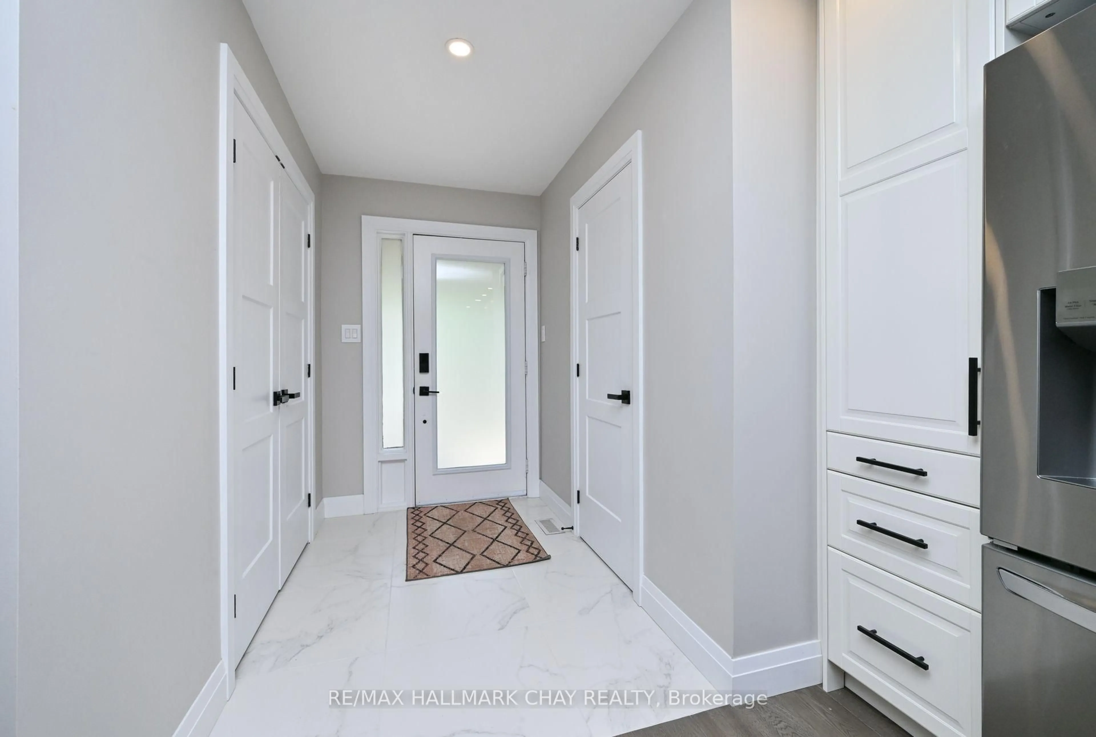 Indoor entryway for 176 Green Briar Rd, New Tecumseth Ontario L9R 1X9