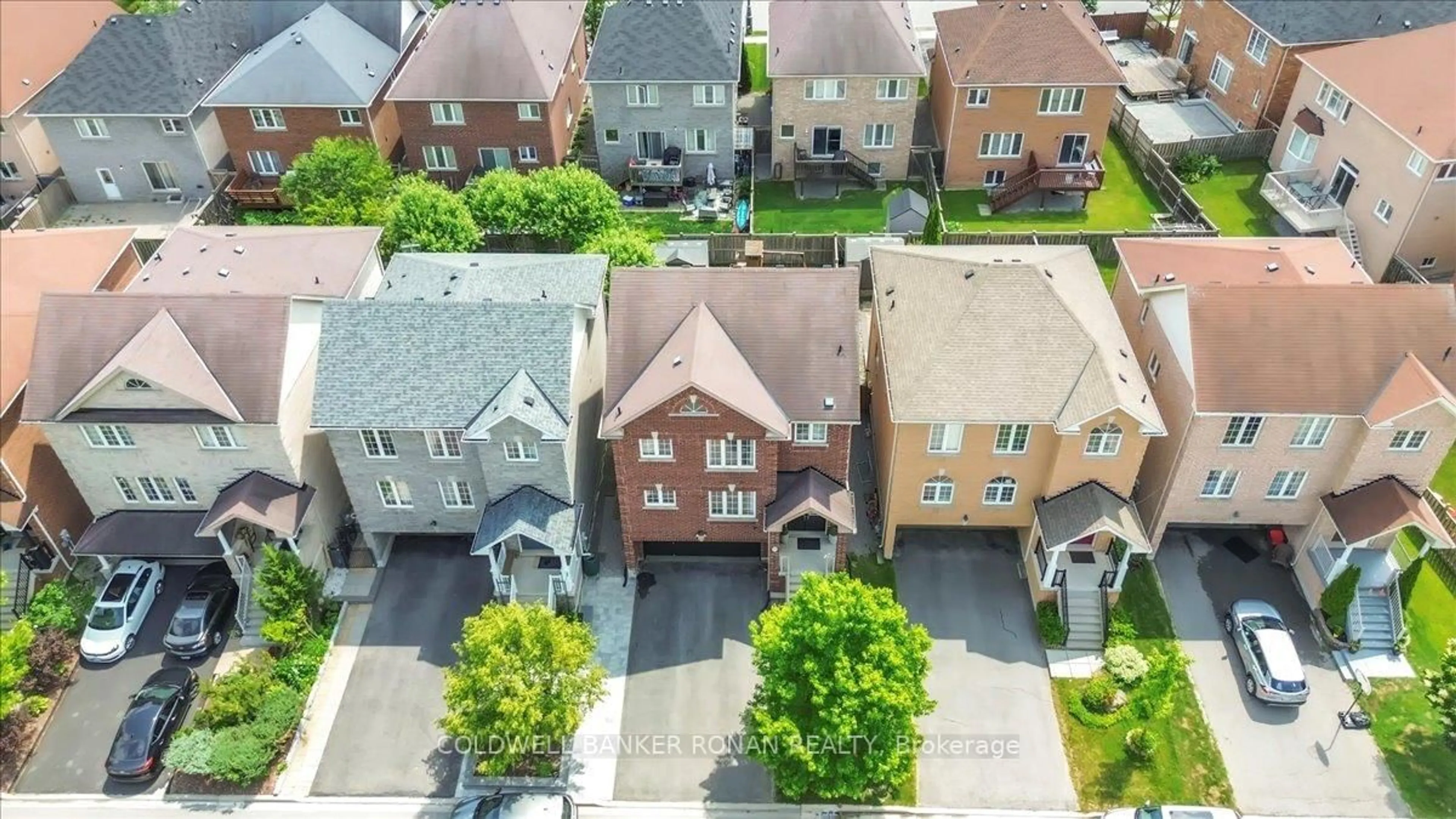 A pic from outside/outdoor area/front of a property/back of a property/a pic from drone, street for 225 Karl Rose Tr, Newmarket Ontario L3X 3J3