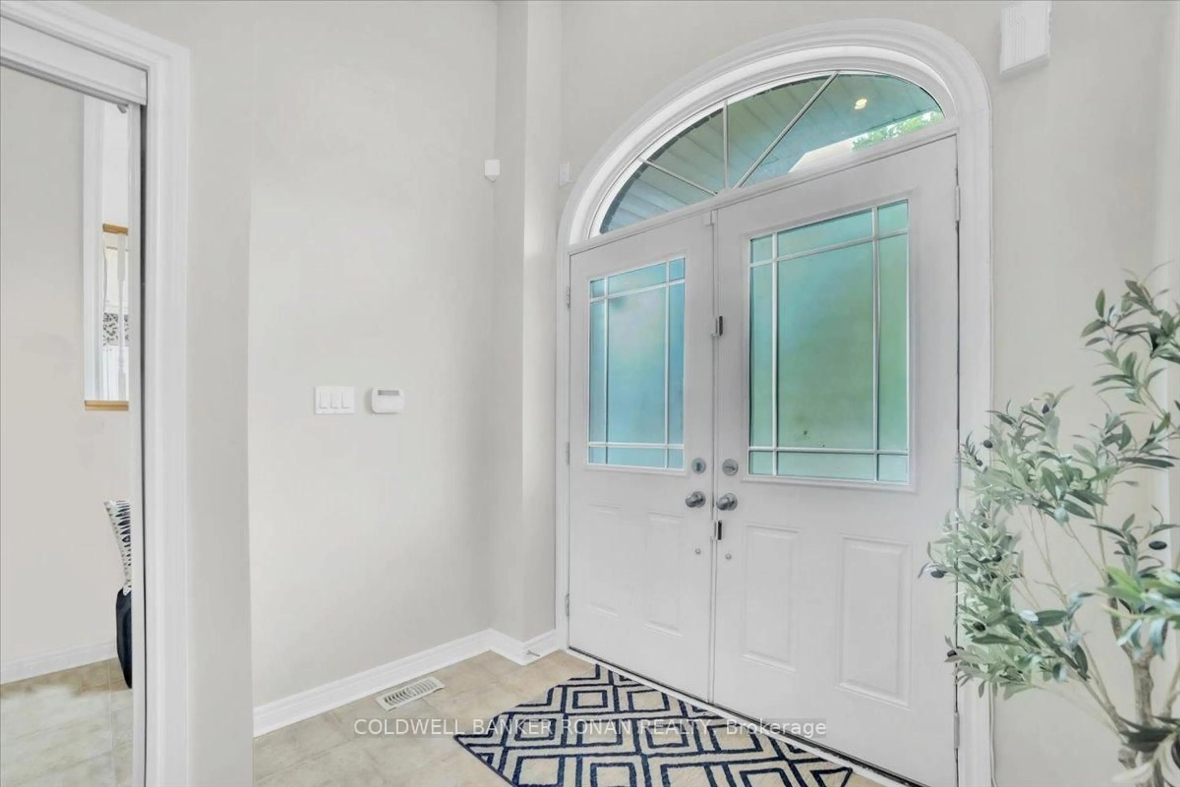 Indoor entryway for 225 Karl Rose Tr, Newmarket Ontario L3X 3J3