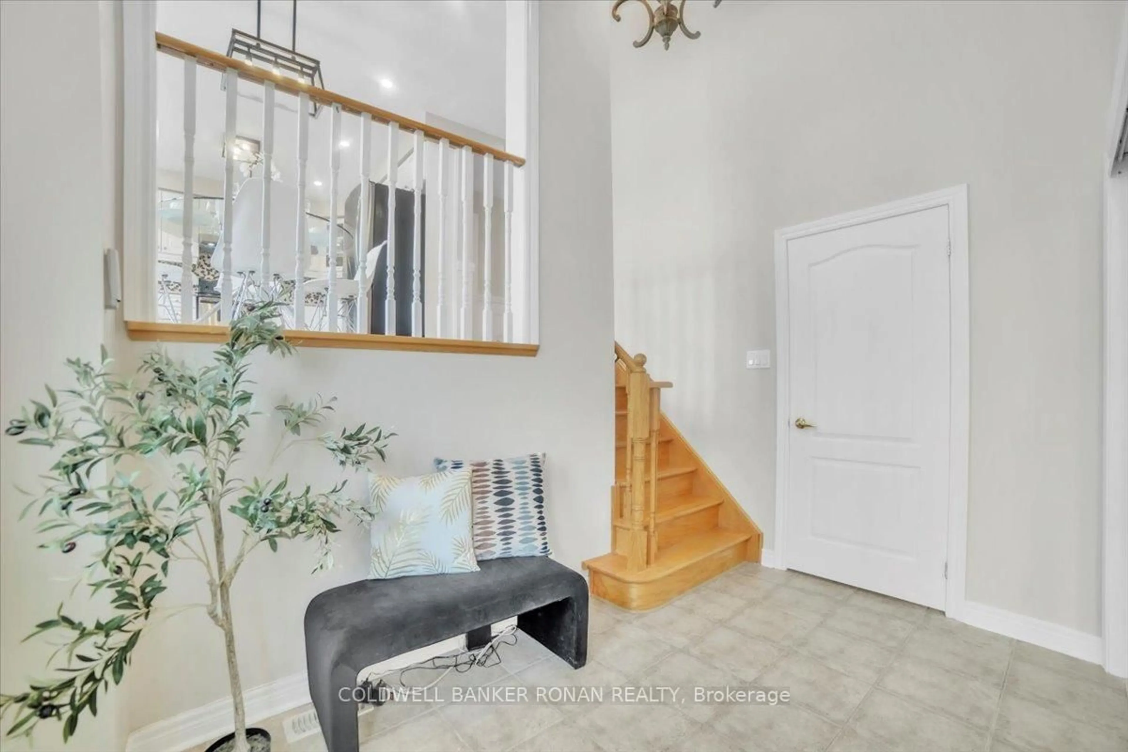 Indoor entryway for 225 Karl Rose Tr, Newmarket Ontario L3X 3J3