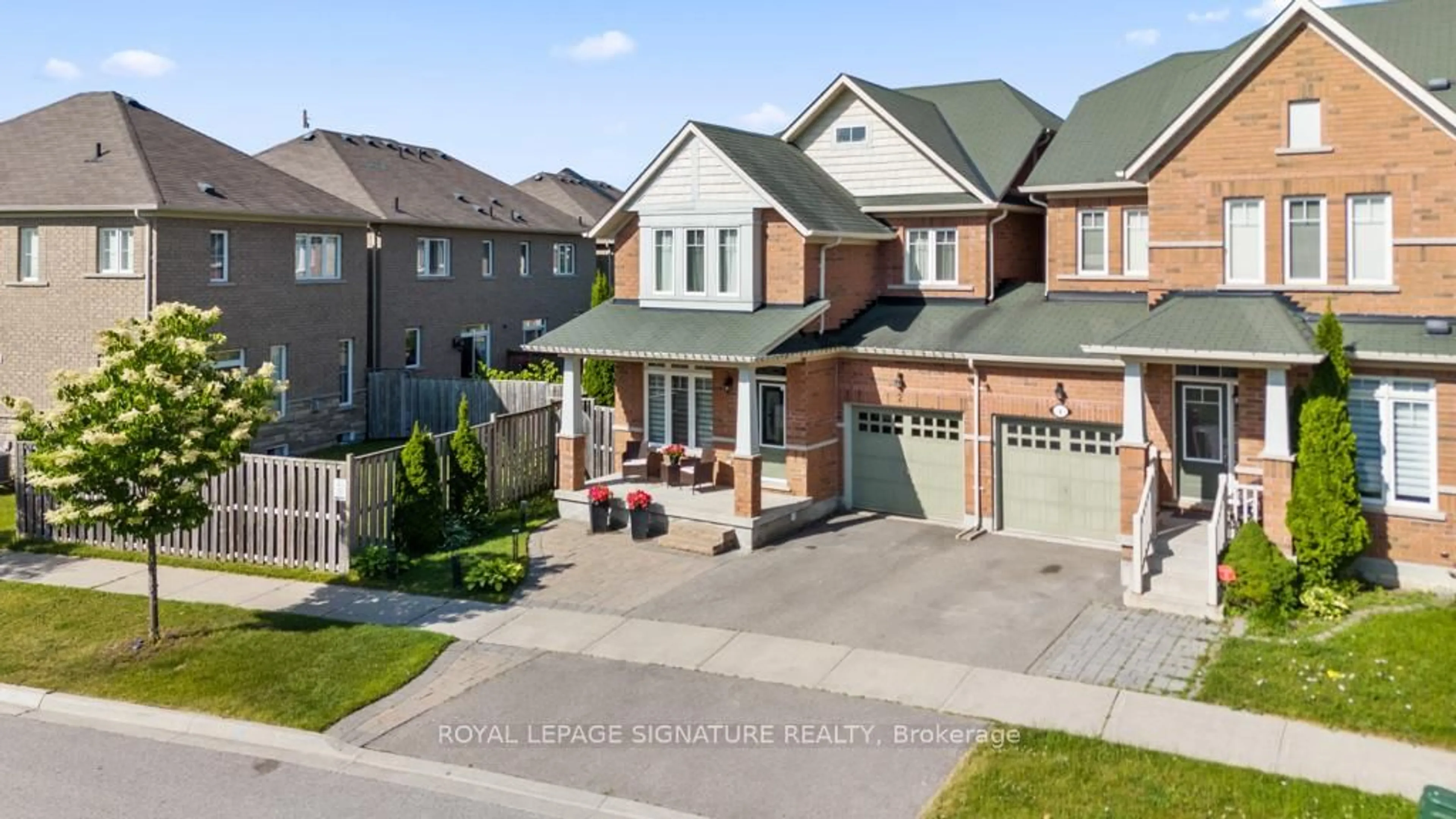A pic from outside/outdoor area/front of a property/back of a property/a pic from drone, street for 2 Chao Cres, Richmond Hill Ontario L4E 0P4