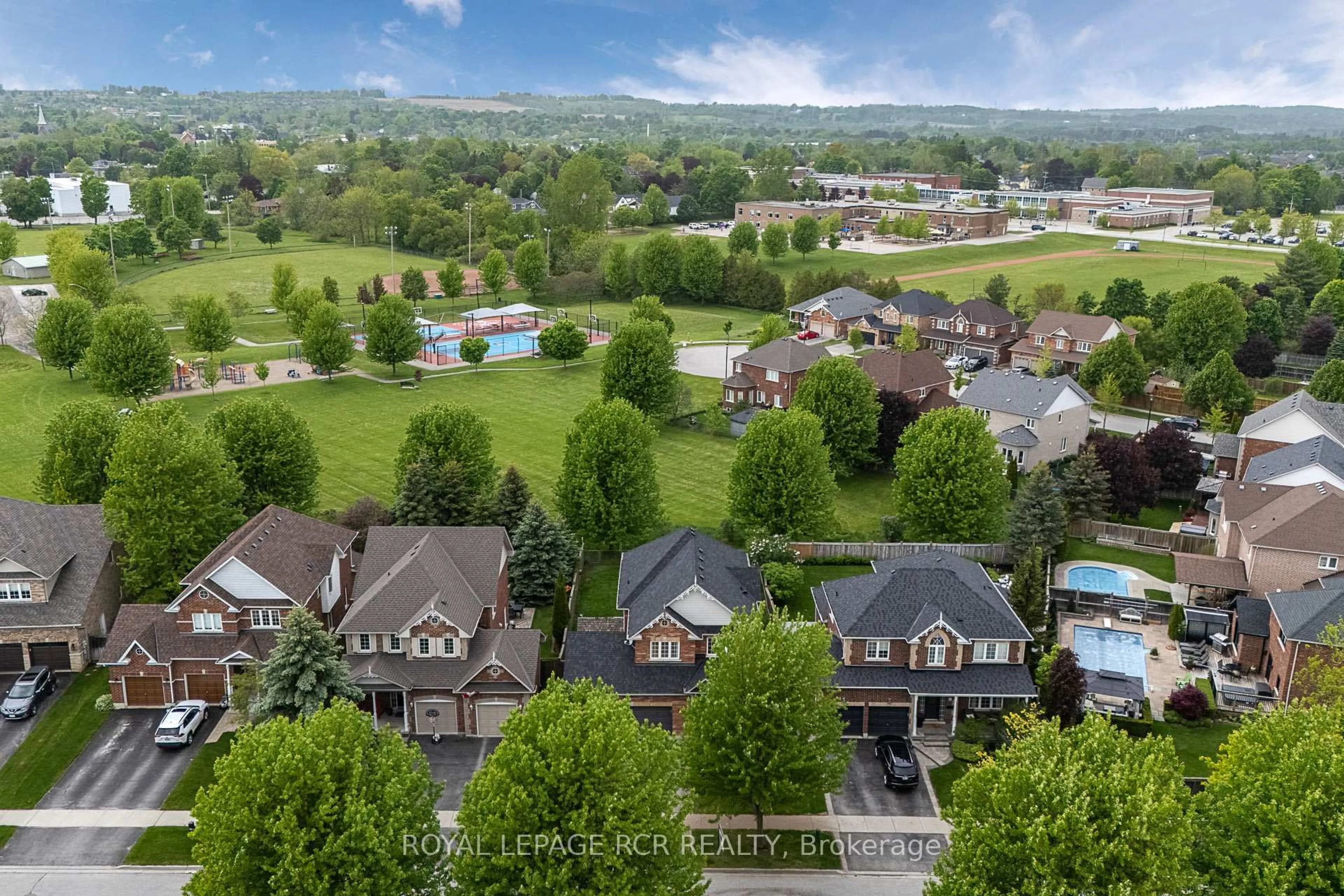 A pic from outside/outdoor area/front of a property/back of a property/a pic from drone, mountain view for 4 Caseton Cres, Uxbridge Ontario L9P 1Z8