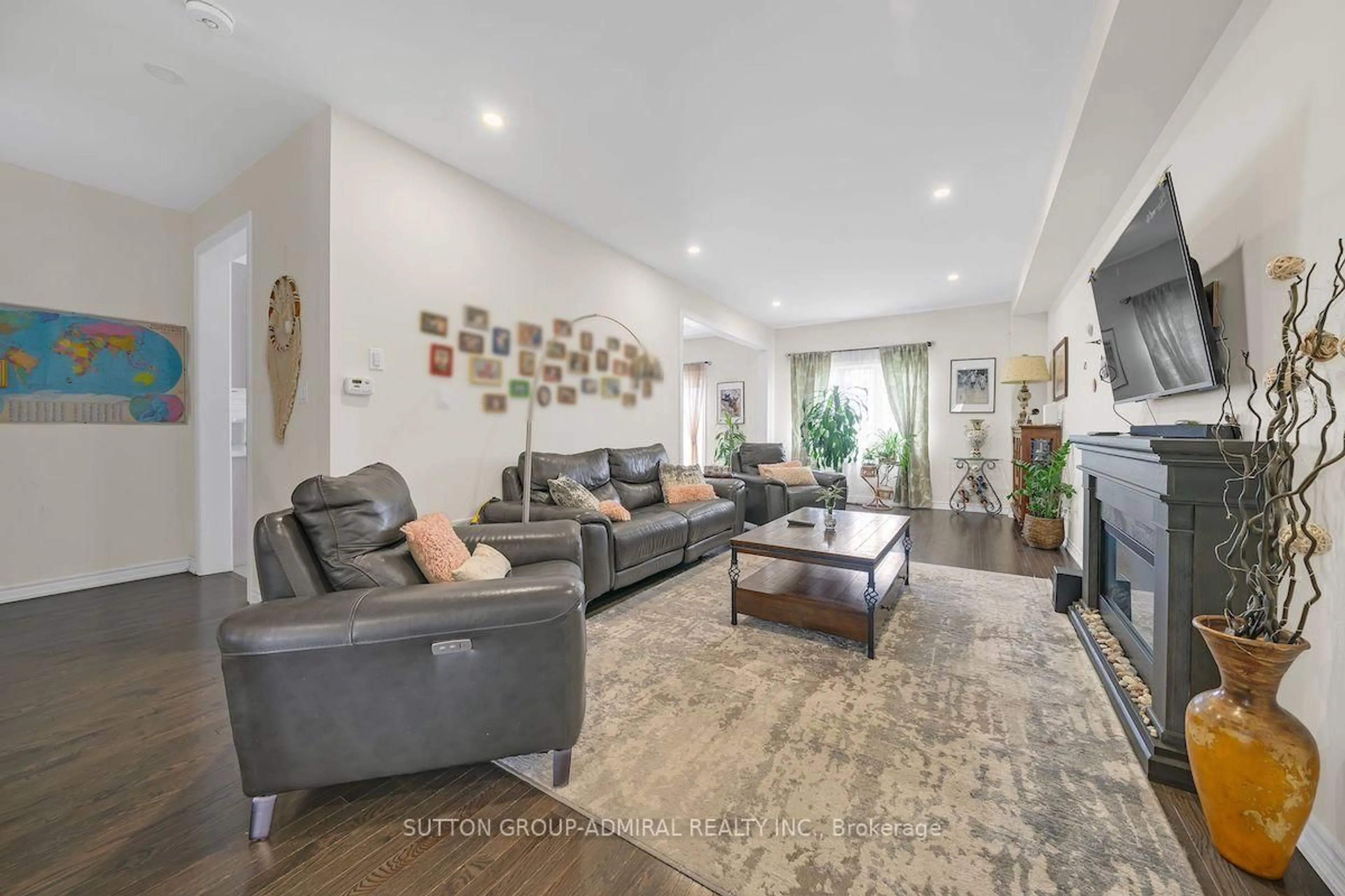 Living room with furniture, unknown for 1152 Peelar Cres, Innisfil Ontario L0L 1W0