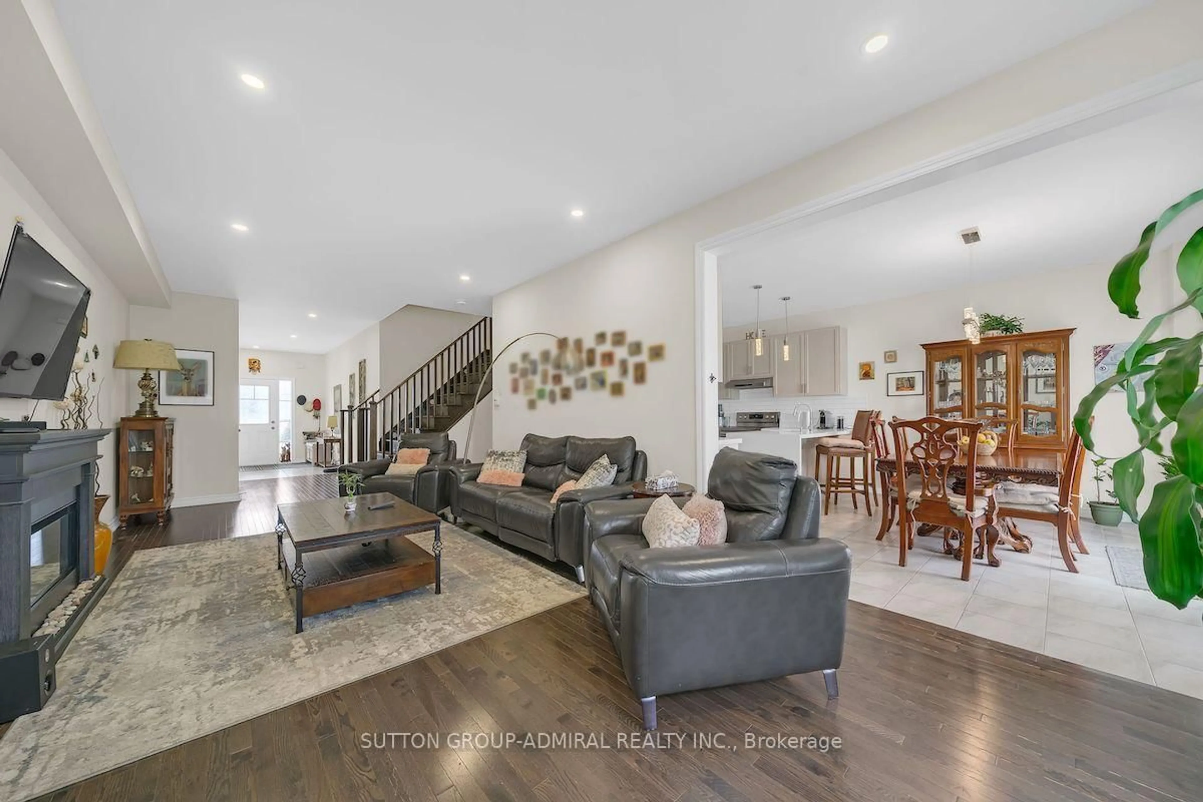 Living room with furniture, unknown for 1152 Peelar Cres, Innisfil Ontario L0L 1W0