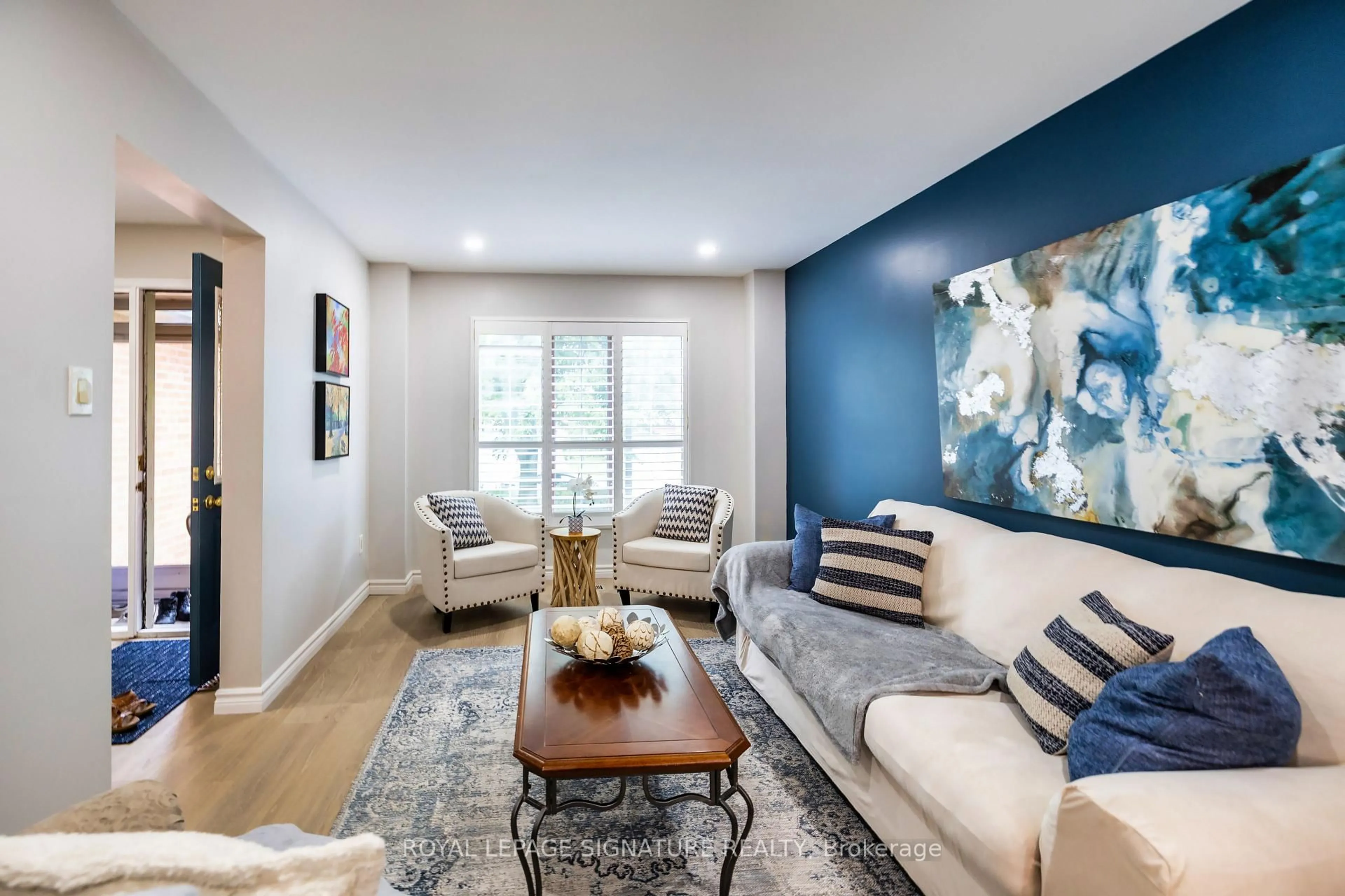 Living room with furniture, unknown for 27 Twelve Oaks Dr, Aurora Ontario L4G 6J5