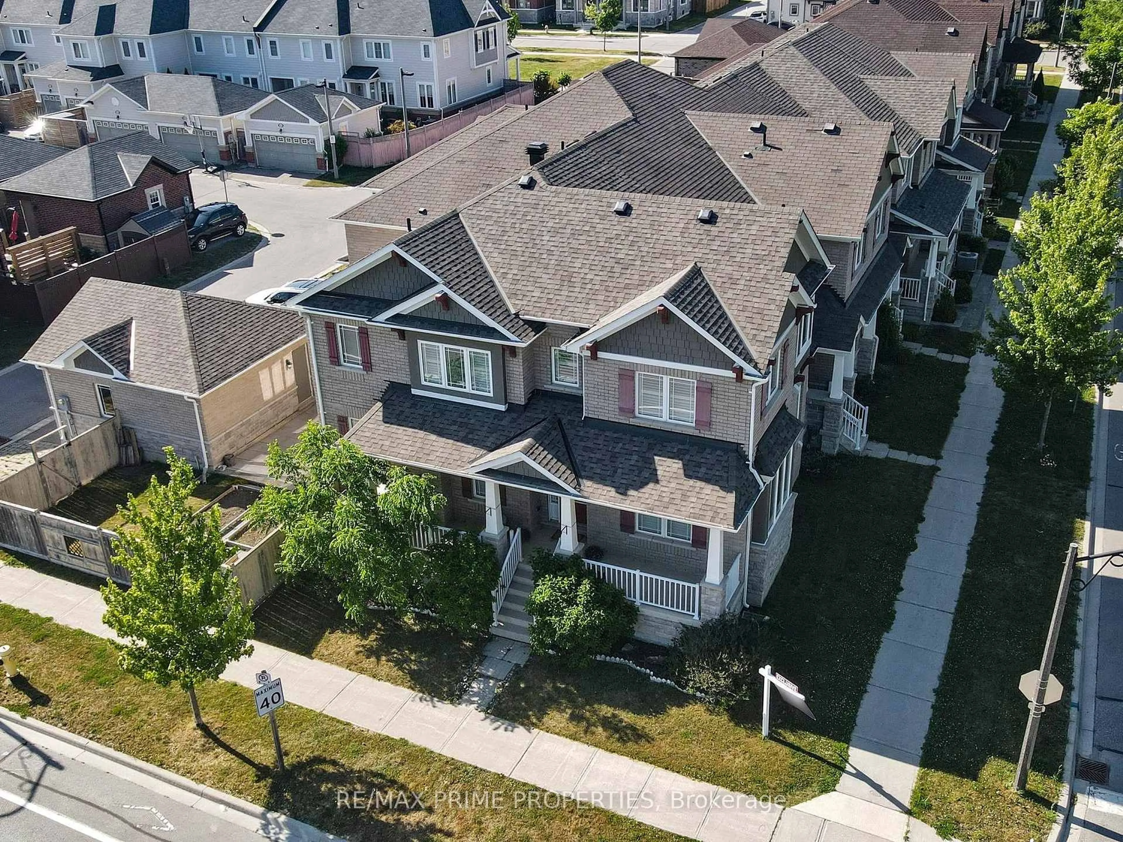A pic from outside/outdoor area/front of a property/back of a property/a pic from drone, street for 250 Cornell Centre Blvd, Markham Ontario L6B 0V9