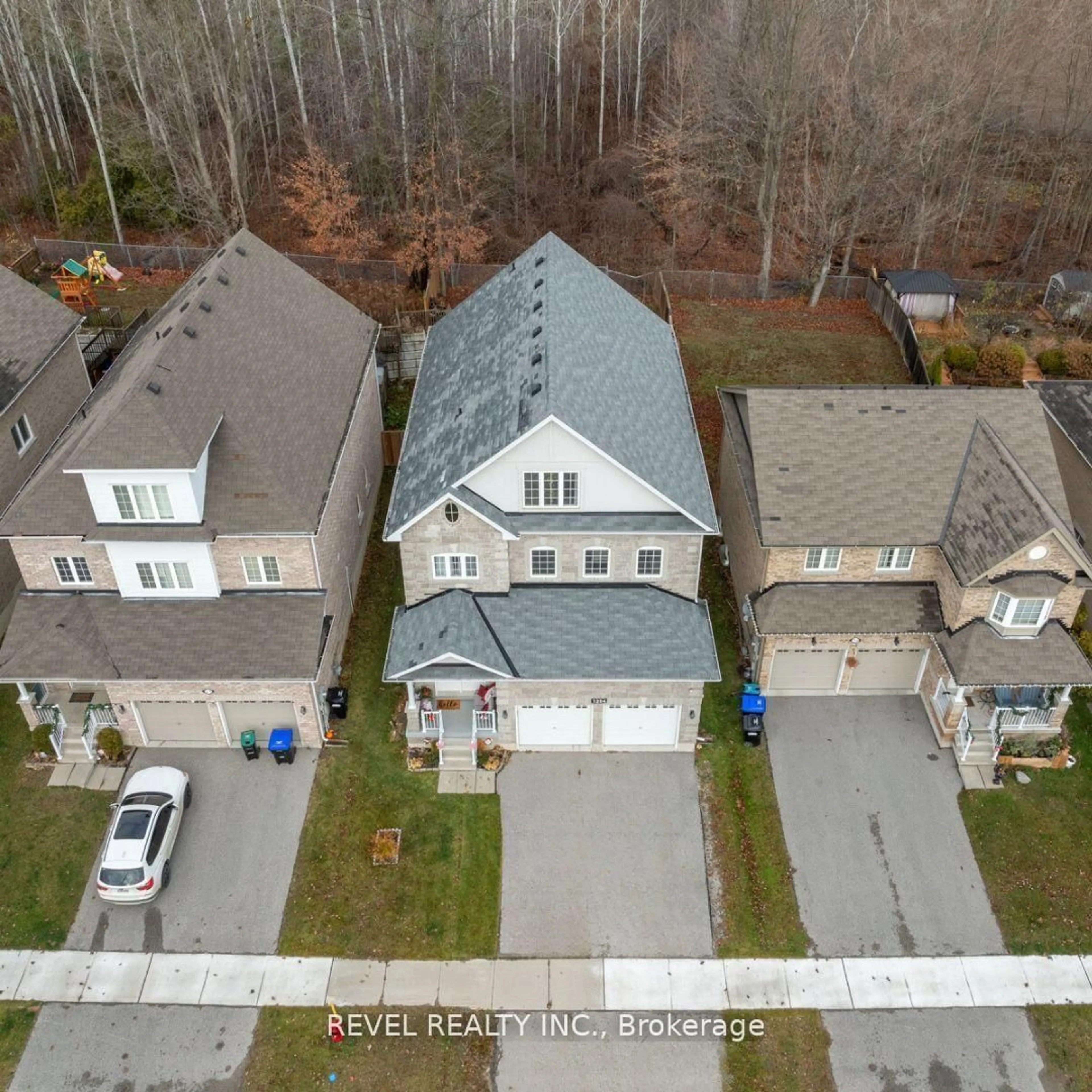 A pic from outside/outdoor area/front of a property/back of a property/a pic from drone, street for 1254 Leslie Dr, Innisfil Ontario L9S 0G3