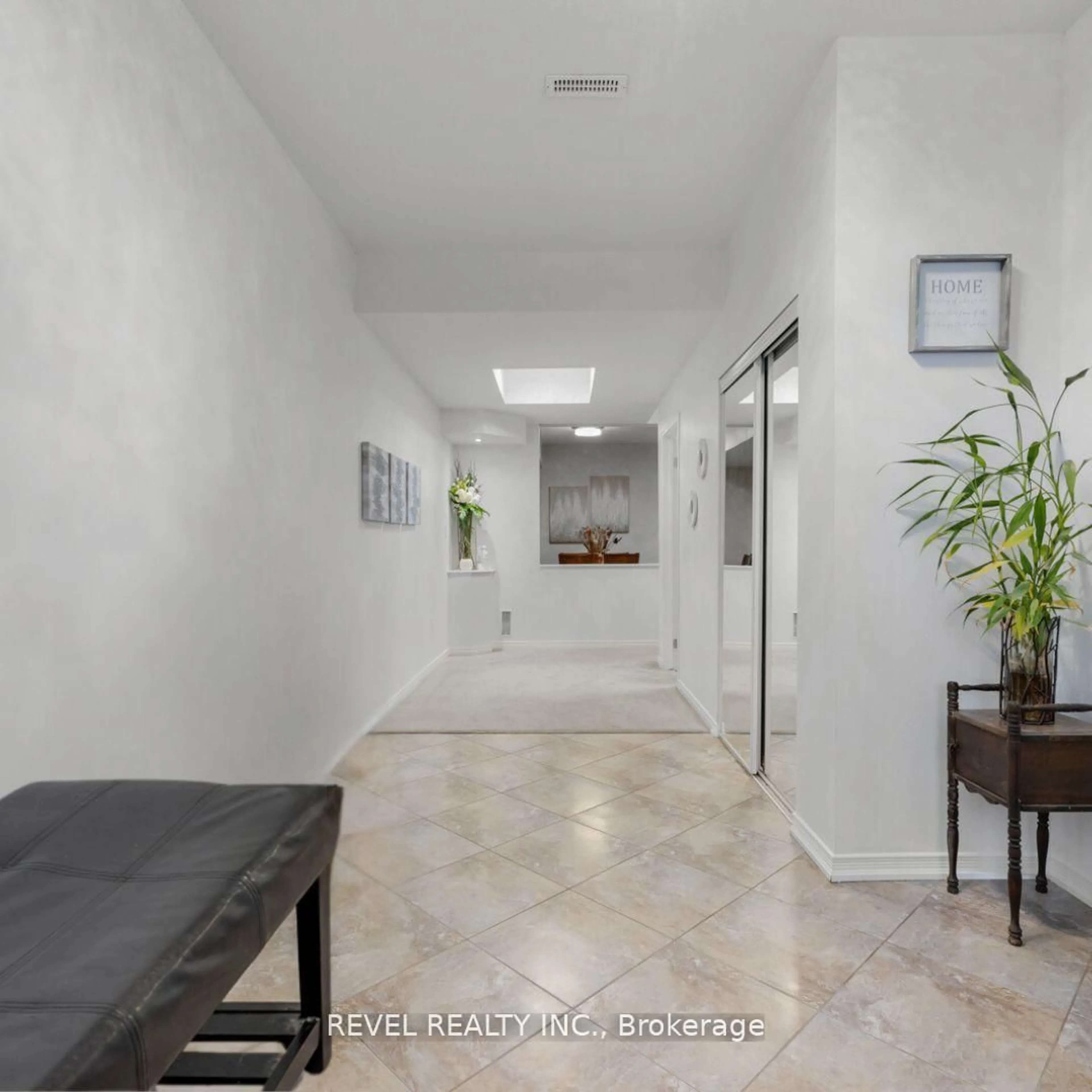 Indoor foyer for 1254 Leslie Dr, Innisfil Ontario L9S 0G3