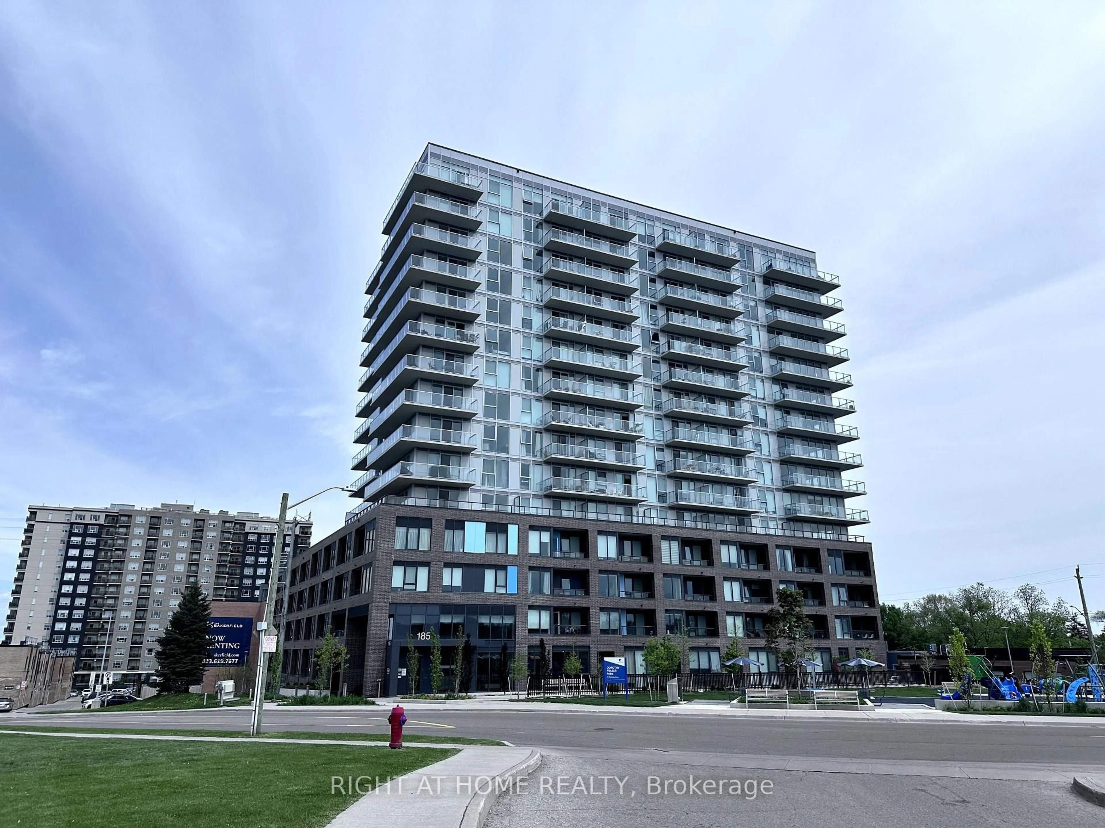 Blurry image for 185 Deerfield Rd #422, Newmarket Ontario L3Y 0G7