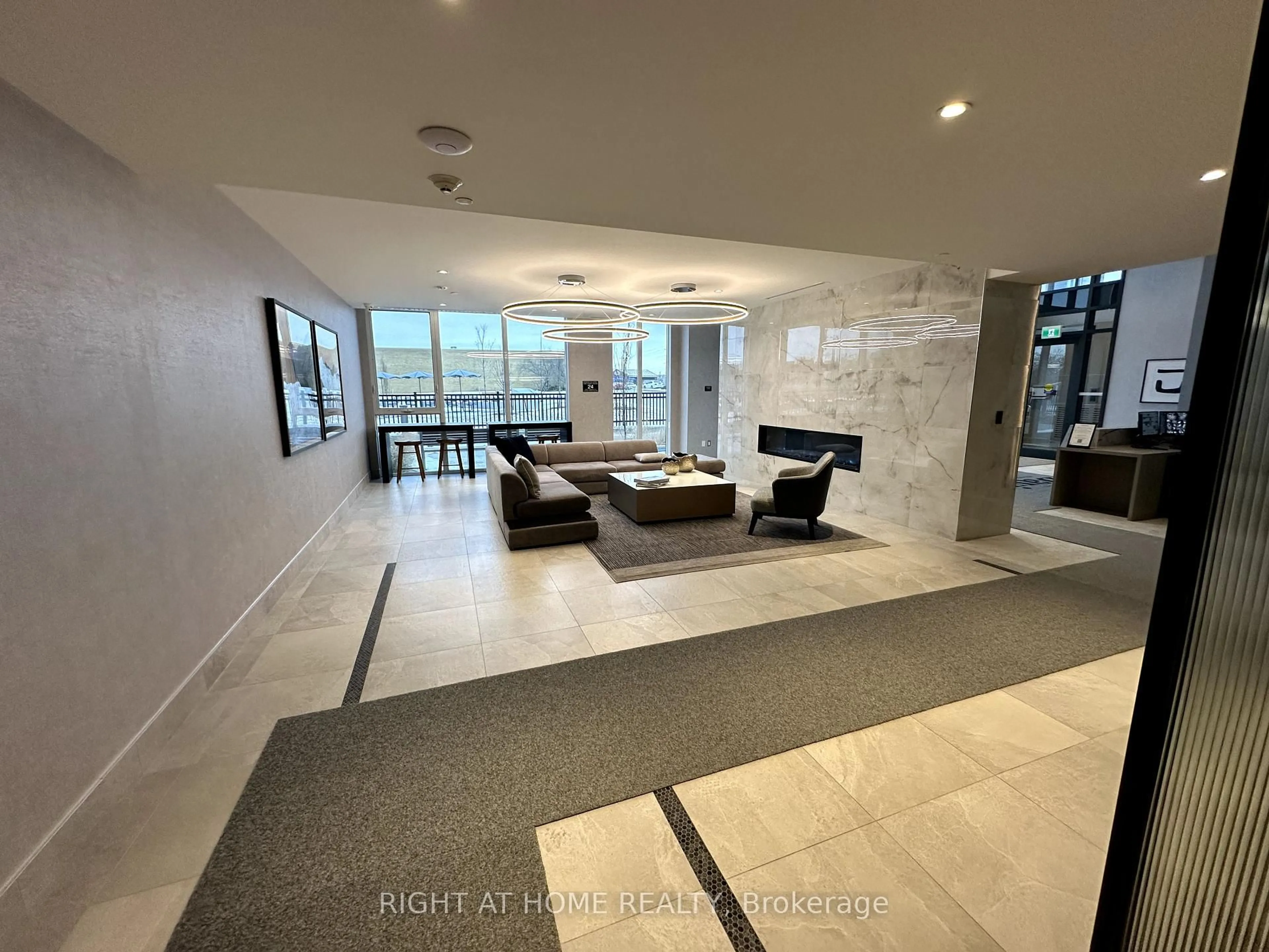 Indoor foyer for 185 Deerfield Rd #422, Newmarket Ontario L3Y 0G7