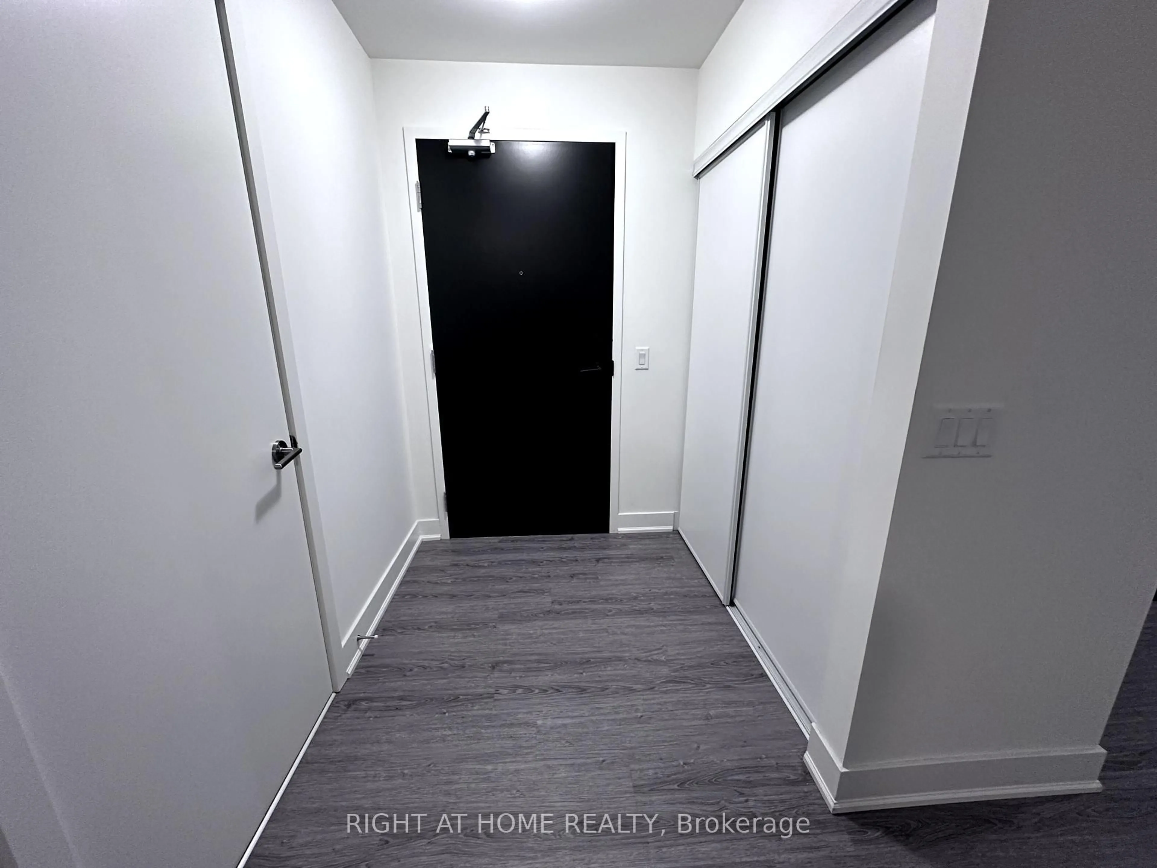 A pic of a room for 185 Deerfield Rd #422, Newmarket Ontario L3Y 0G7