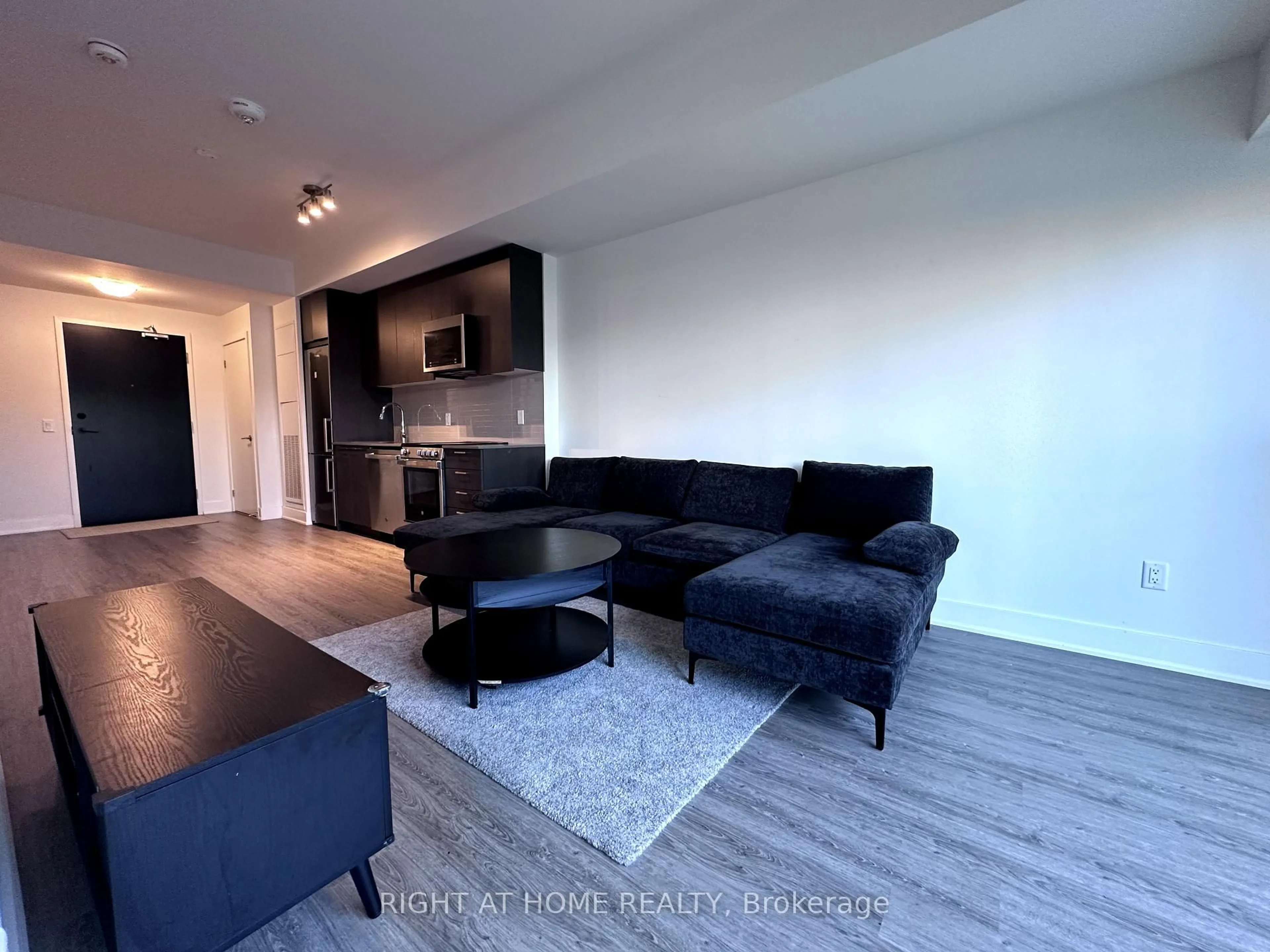 Living room with furniture, unknown for 185 Deerfield Rd #015, Newmarket Ontario L3Y 0G7