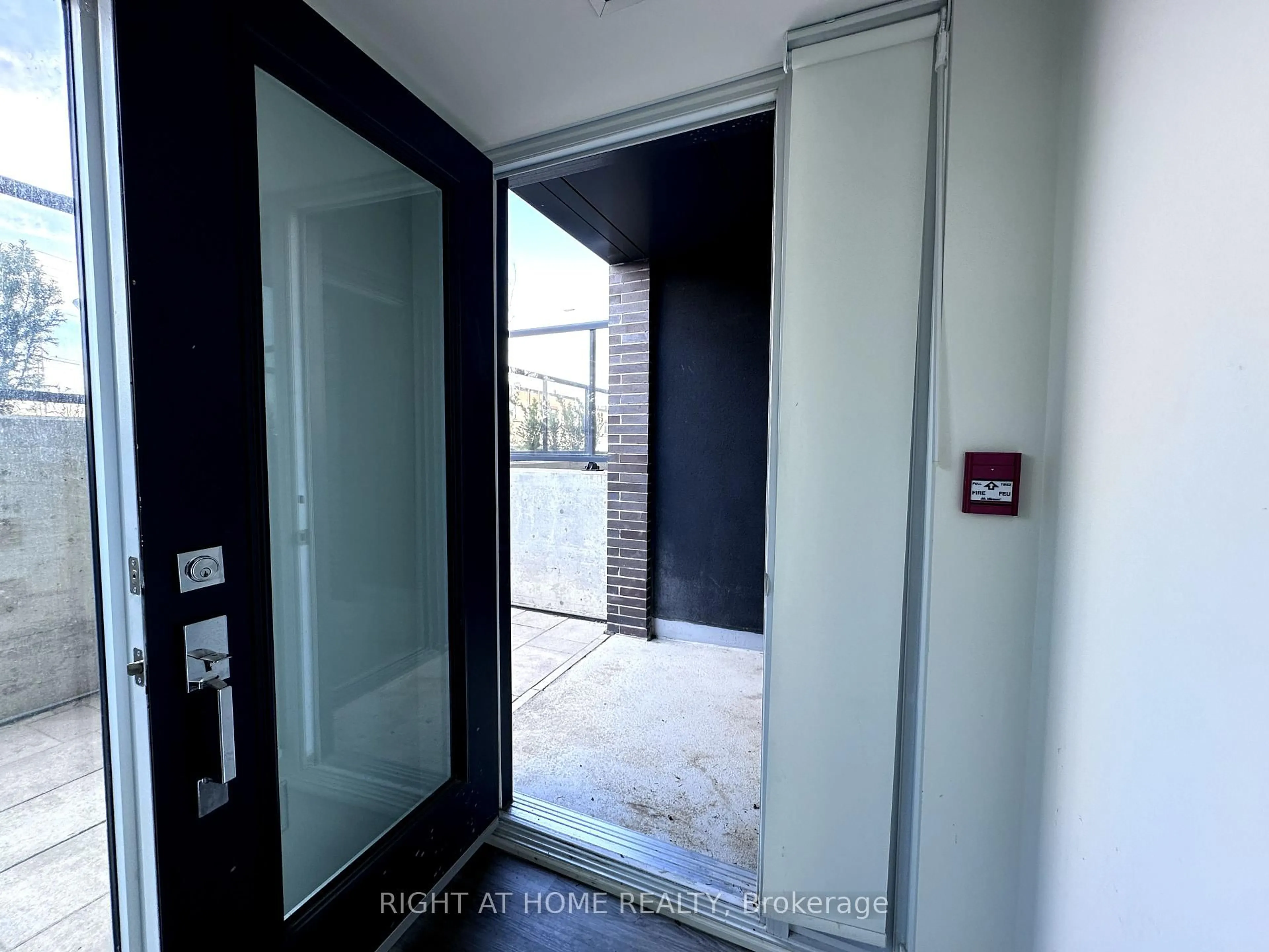 Indoor foyer for 185 Deerfield Rd #015, Newmarket Ontario L3Y 0G7