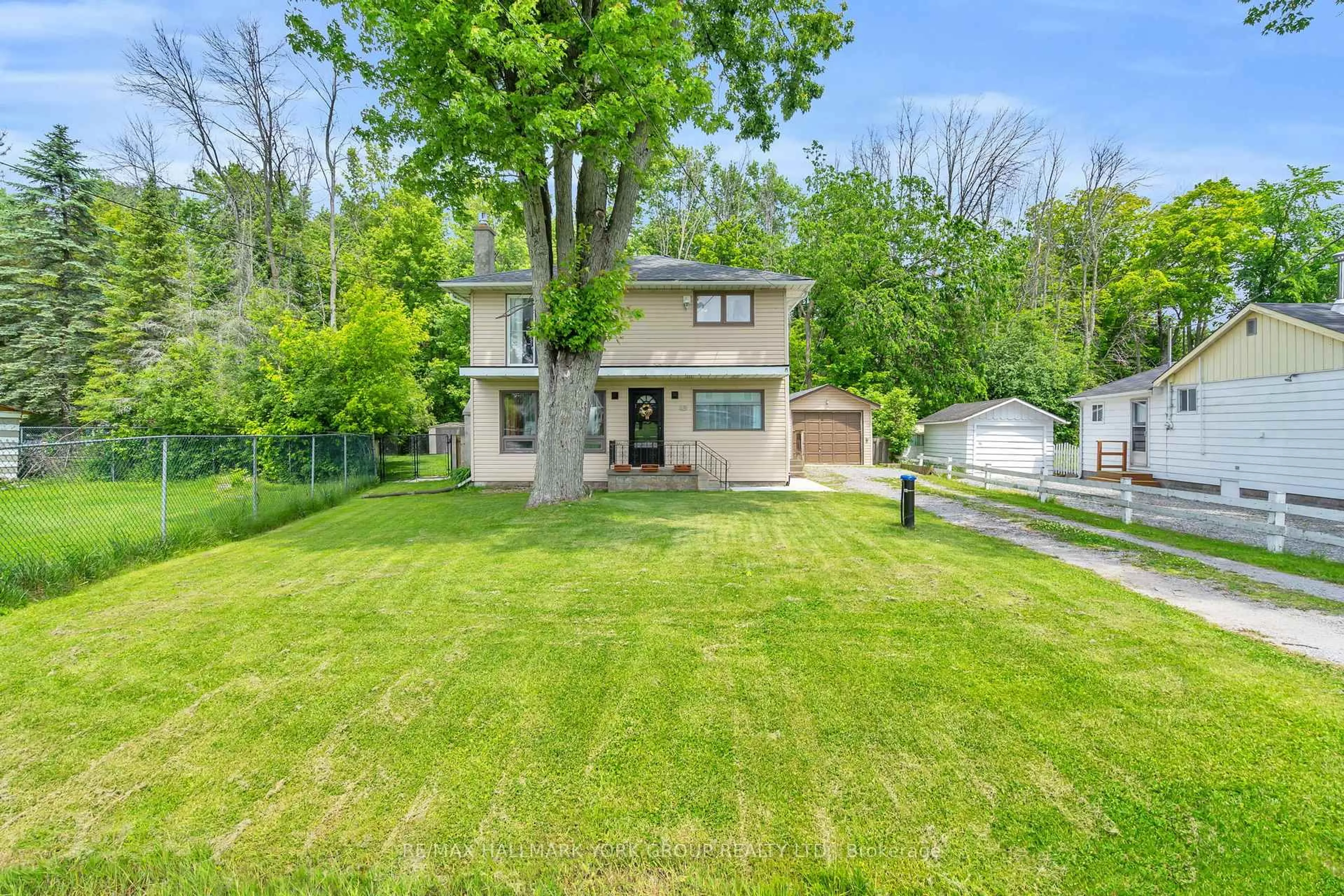A pic from outside/outdoor area/front of a property/back of a property/a pic from drone, street for 49 Isle Vista Dr, Georgina Ontario L0E 1N0
