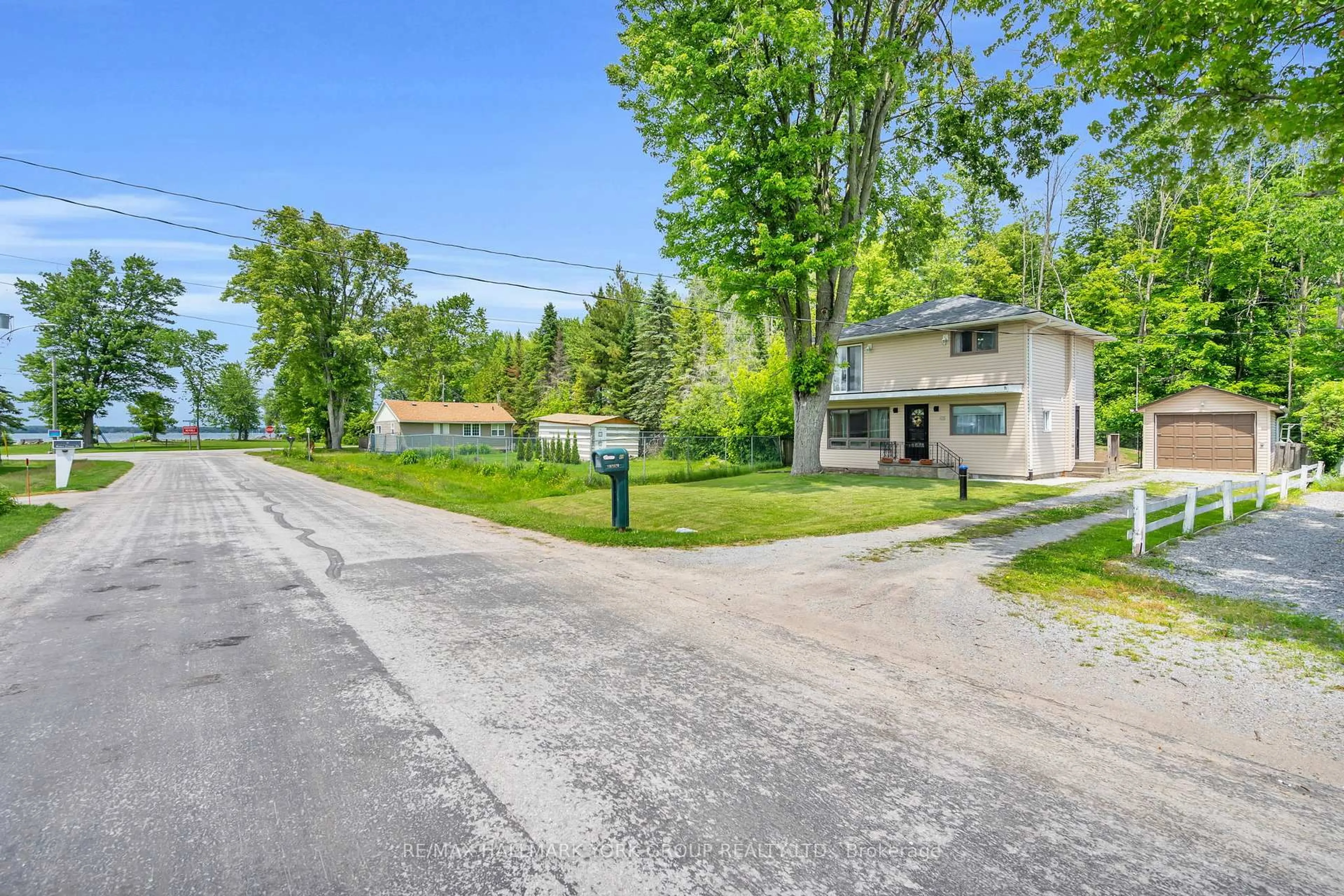 A pic from outside/outdoor area/front of a property/back of a property/a pic from drone, street for 49 Isle Vista Dr, Georgina Ontario L0E 1N0