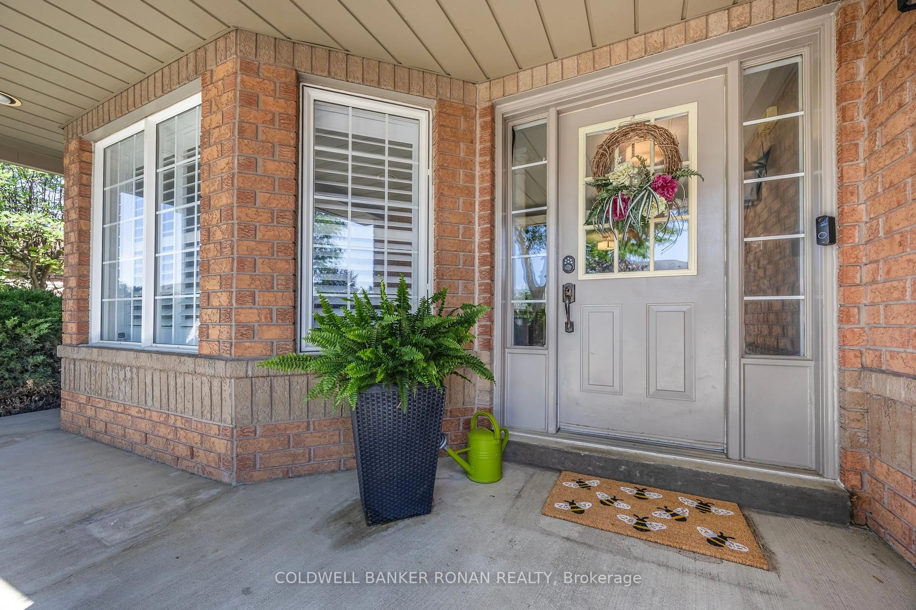 Indoor entryway for 8 Coburn Cres, New Tecumseth Ontario L0G 1A0