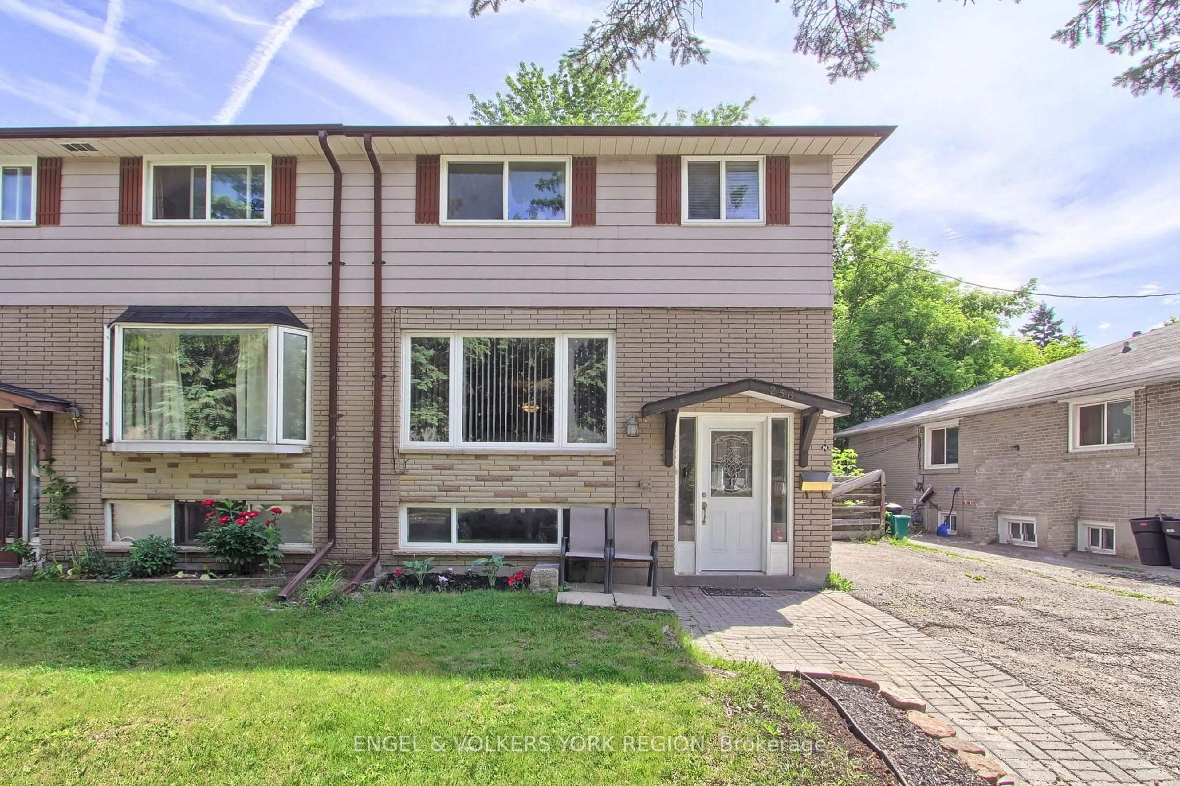 Home with brick exterior material, street for 256 Penn Ave Ave, Newmarket Ontario L3Y 2S6
