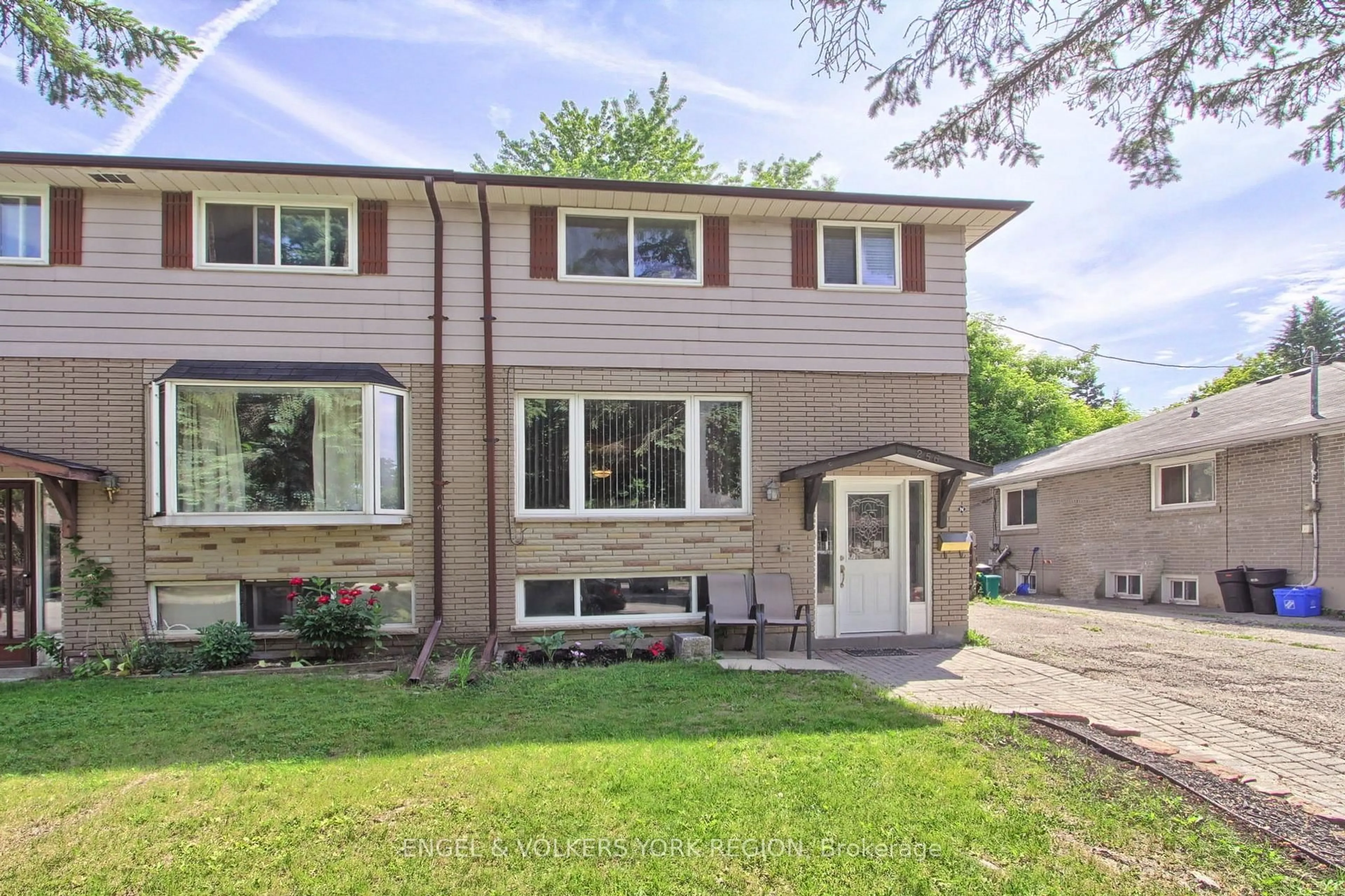Home with vinyl exterior material, street for 256 Penn Ave Ave, Newmarket Ontario L3Y 2S6