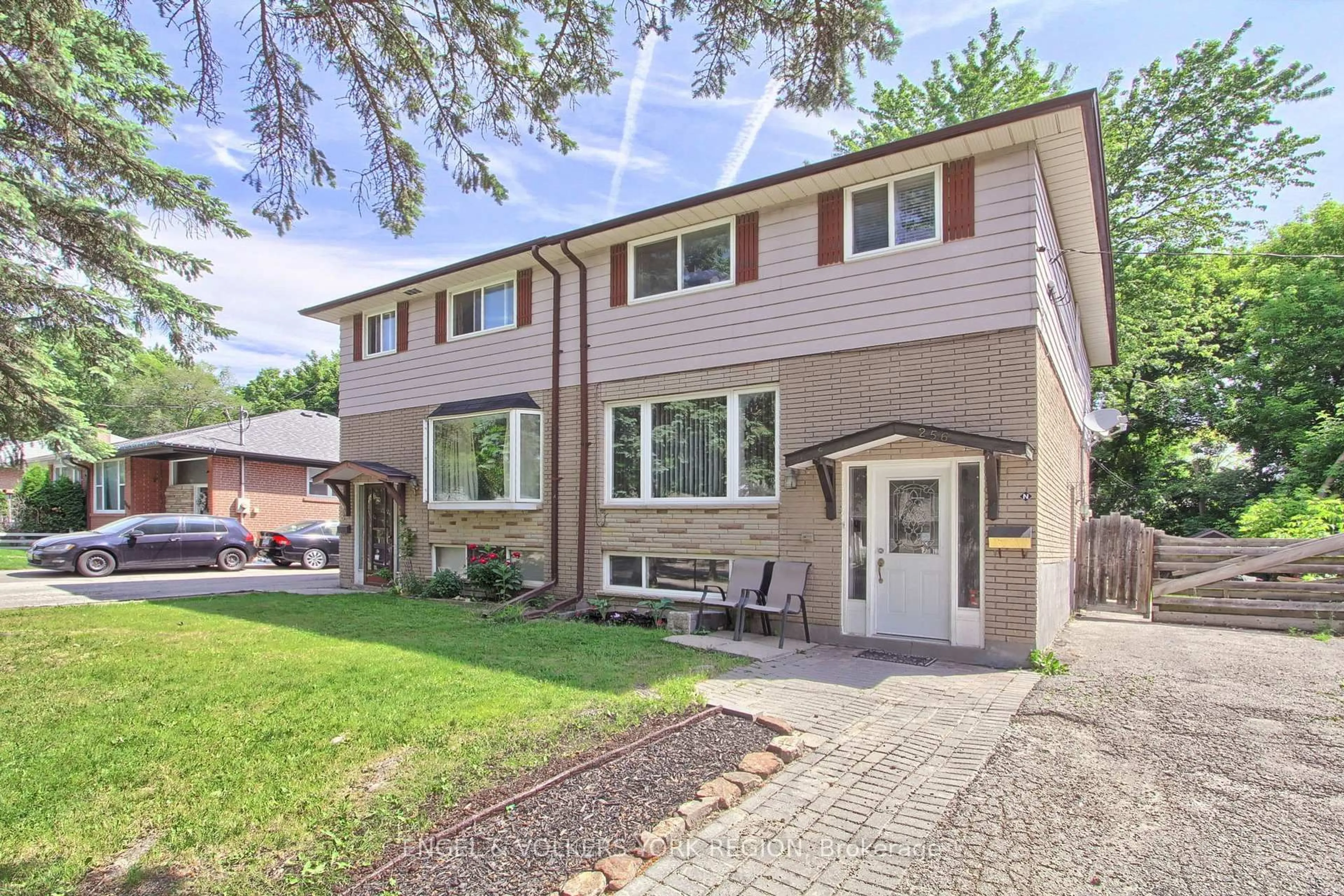 Home with brick exterior material, street for 256 Penn Ave Ave, Newmarket Ontario L3Y 2S6