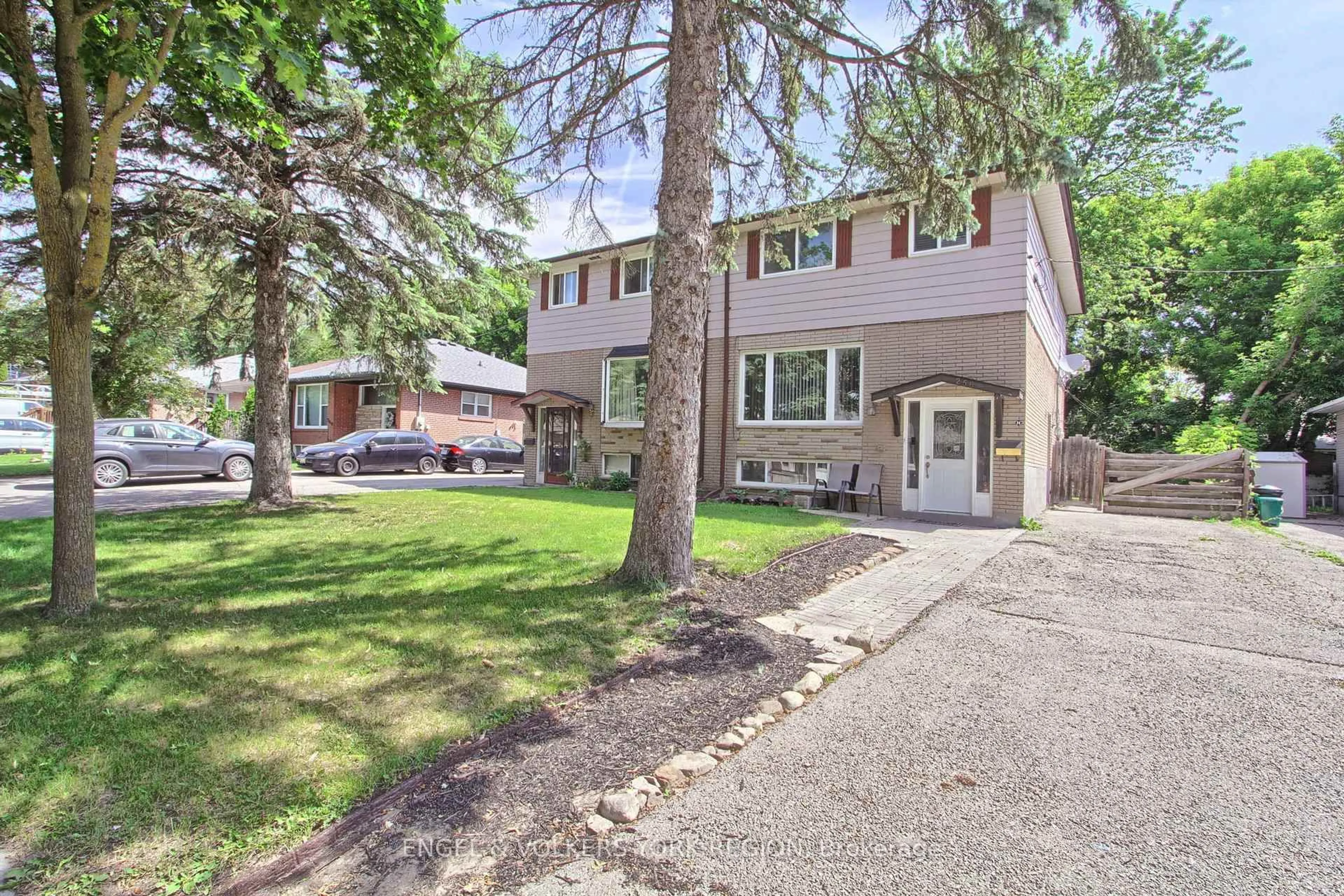 Home with vinyl exterior material, street for 256 Penn Ave Ave, Newmarket Ontario L3Y 2S6