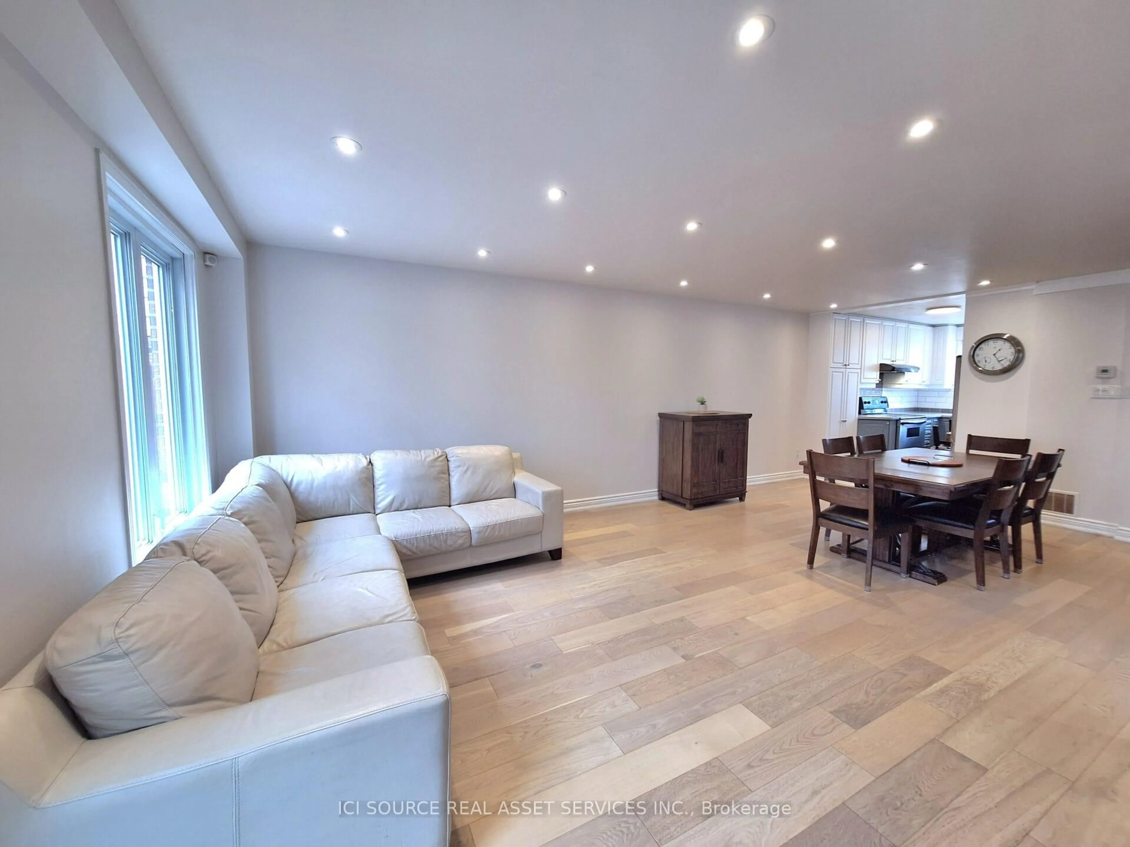 Living room with furniture, unknown for 221 Hodgson Dr, Newmarket Ontario L3Y 1E3