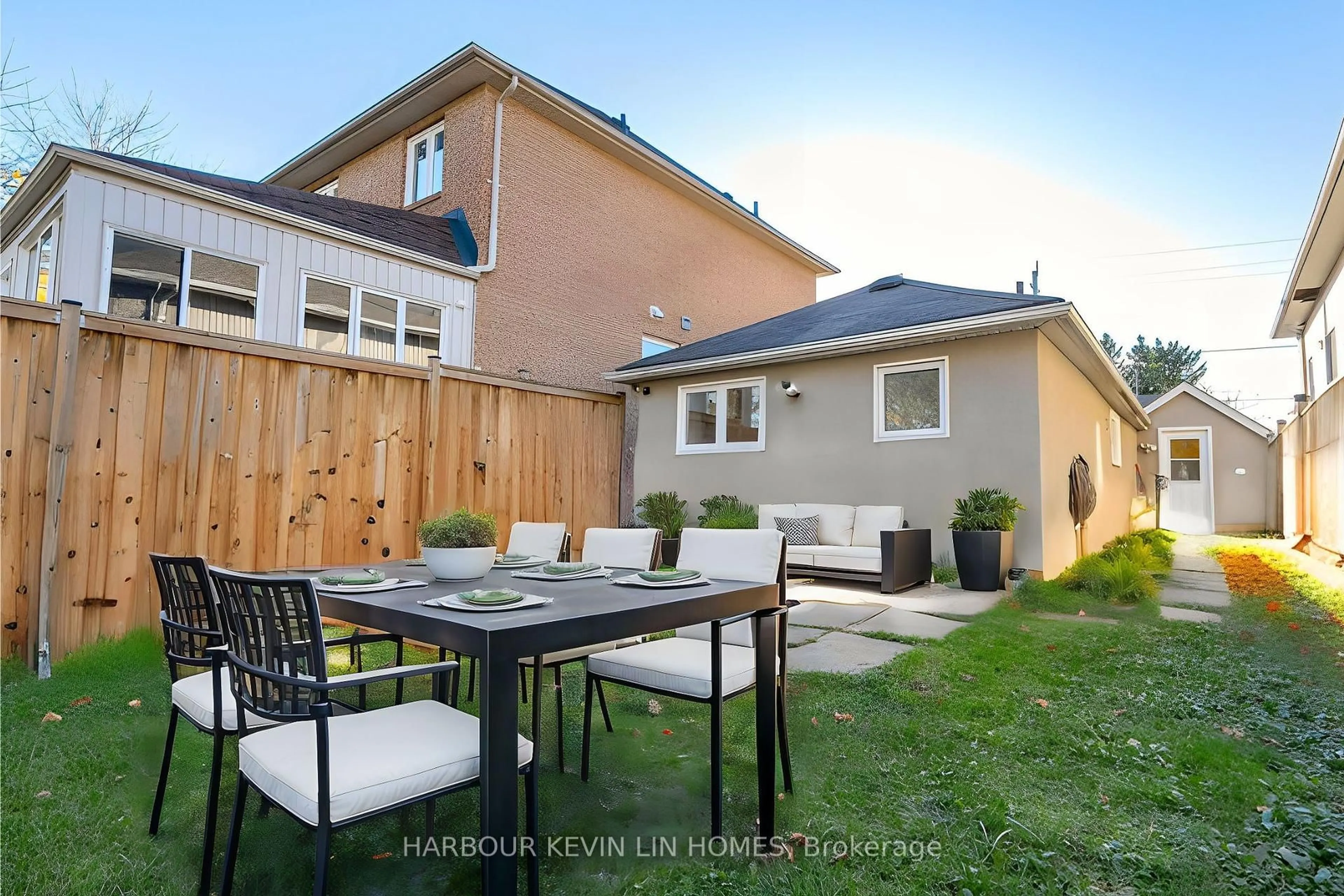 Patio, street for 123 Wildwood Ave, Richmond Hill Ontario L4E 3B6