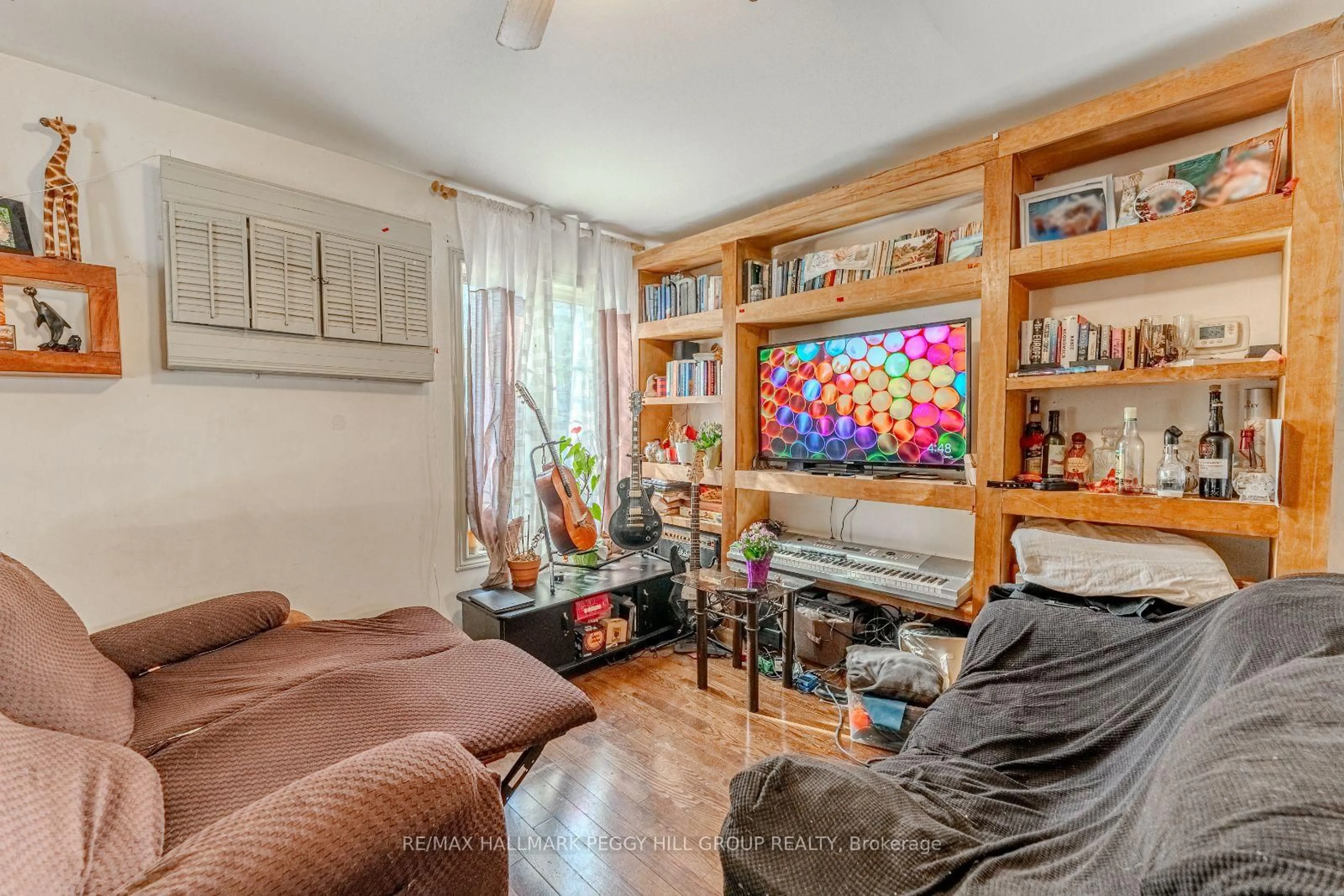 Living room with furniture, unknown for 2203 Margs Lane, Innisfil Ontario L9S 2E2