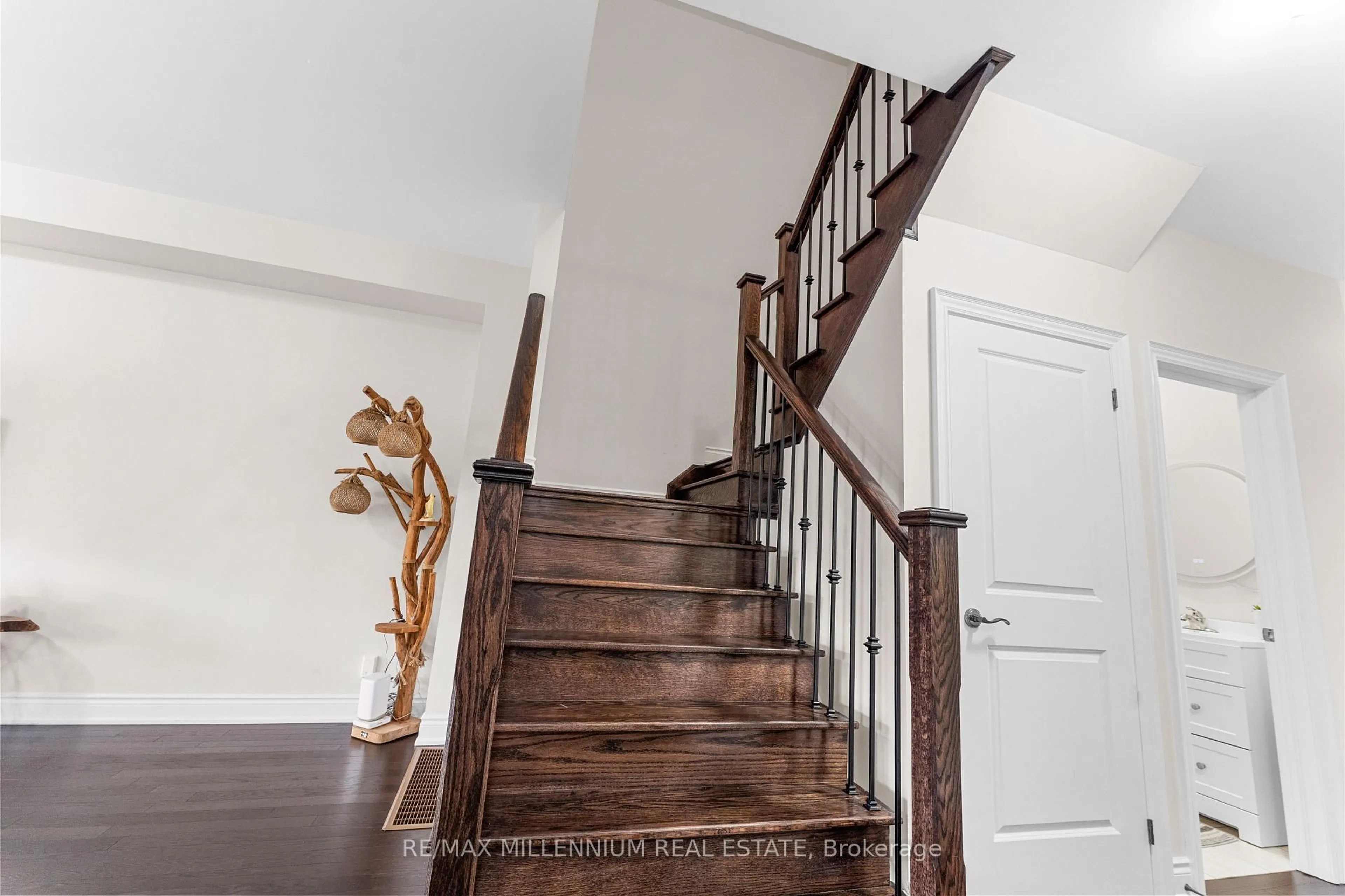 Stairs for 106 Kennedy Blvd, New Tecumseth Ontario L9R 0V9