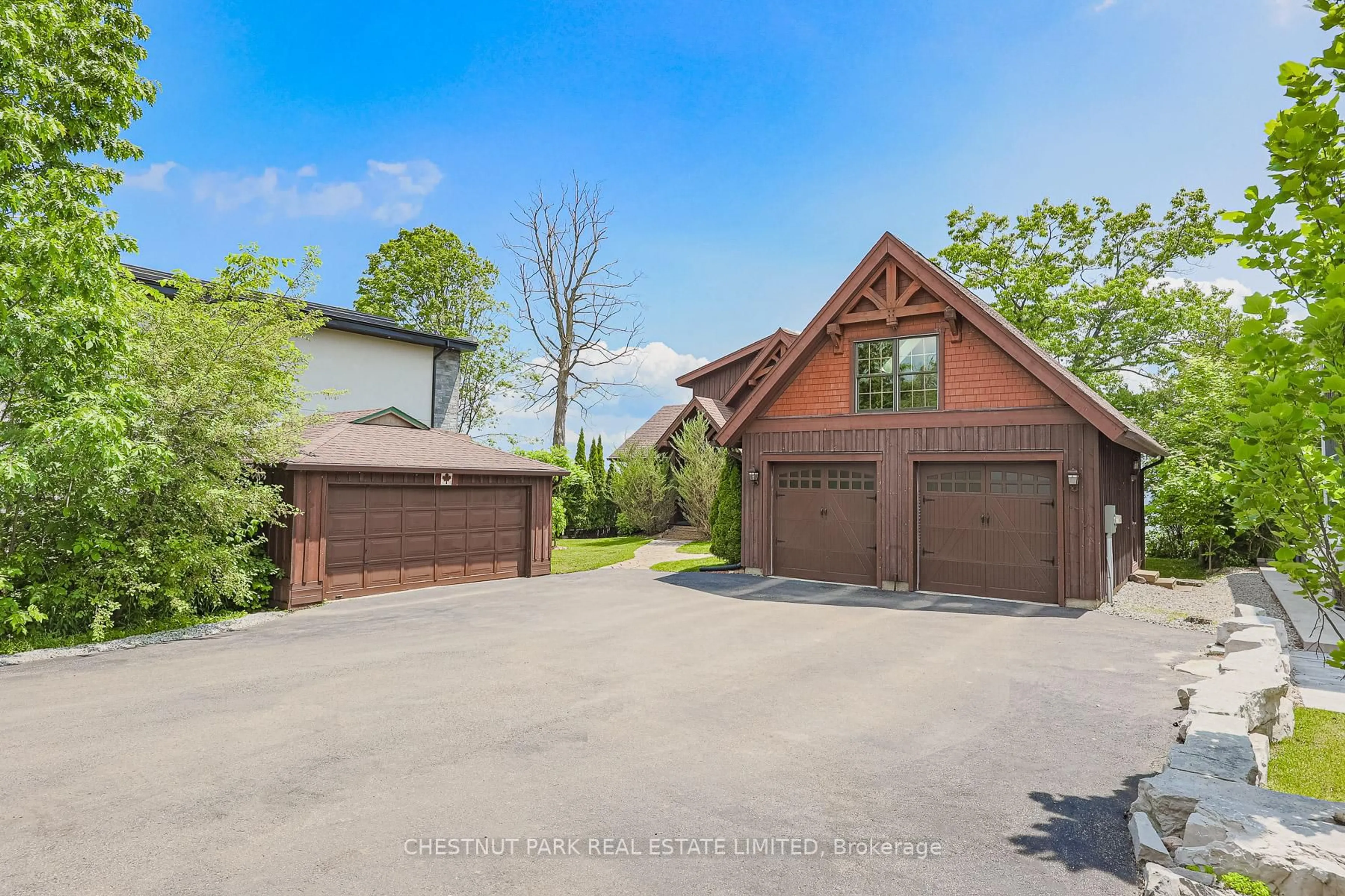 Indoor garage for 3531 Crescent Harbour Rd, Innisfil Ontario L9S 2Y7