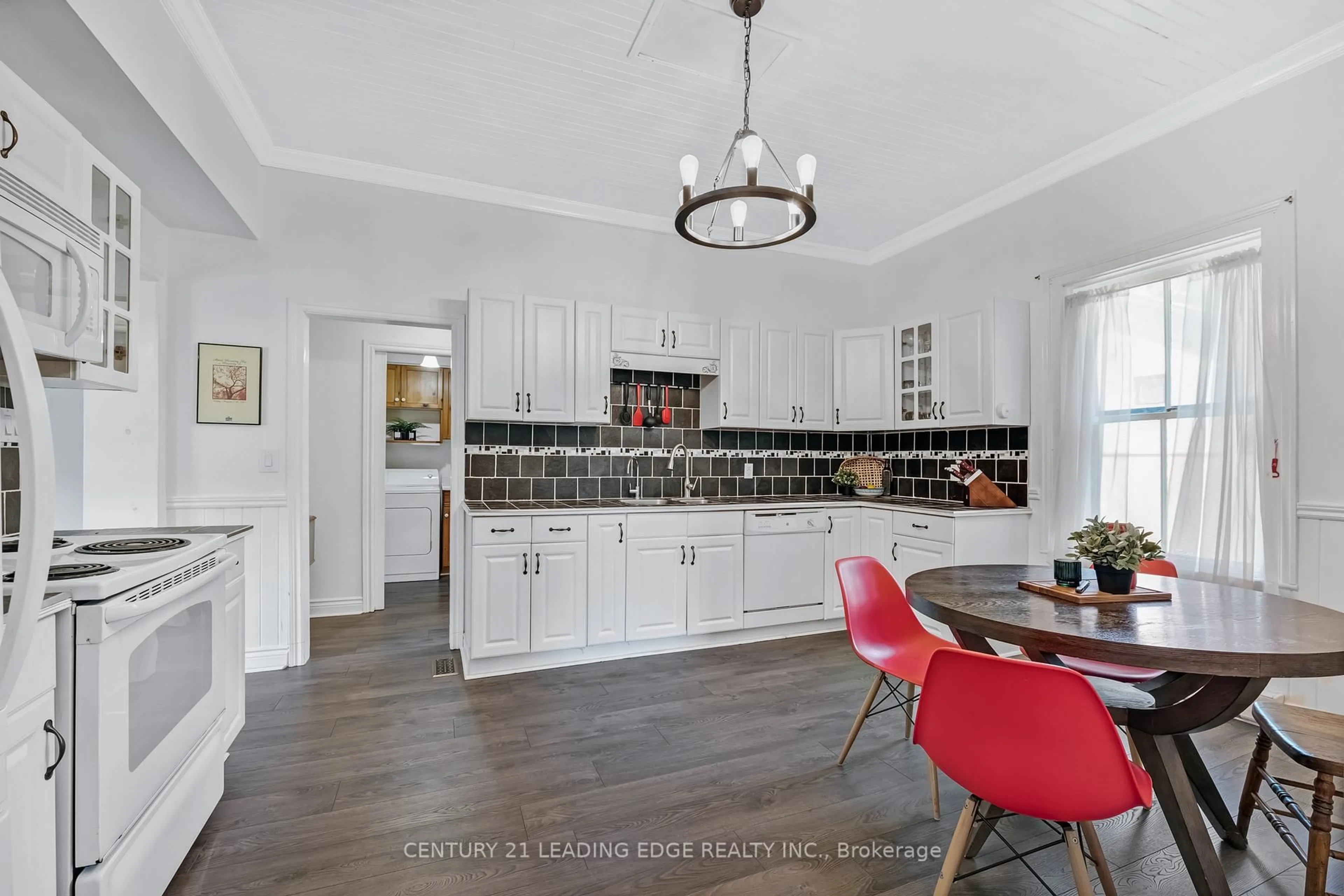 Open concept kitchen, ceramic/tile floor for 54 King St, East Gwillimbury Ontario L0G 1M0