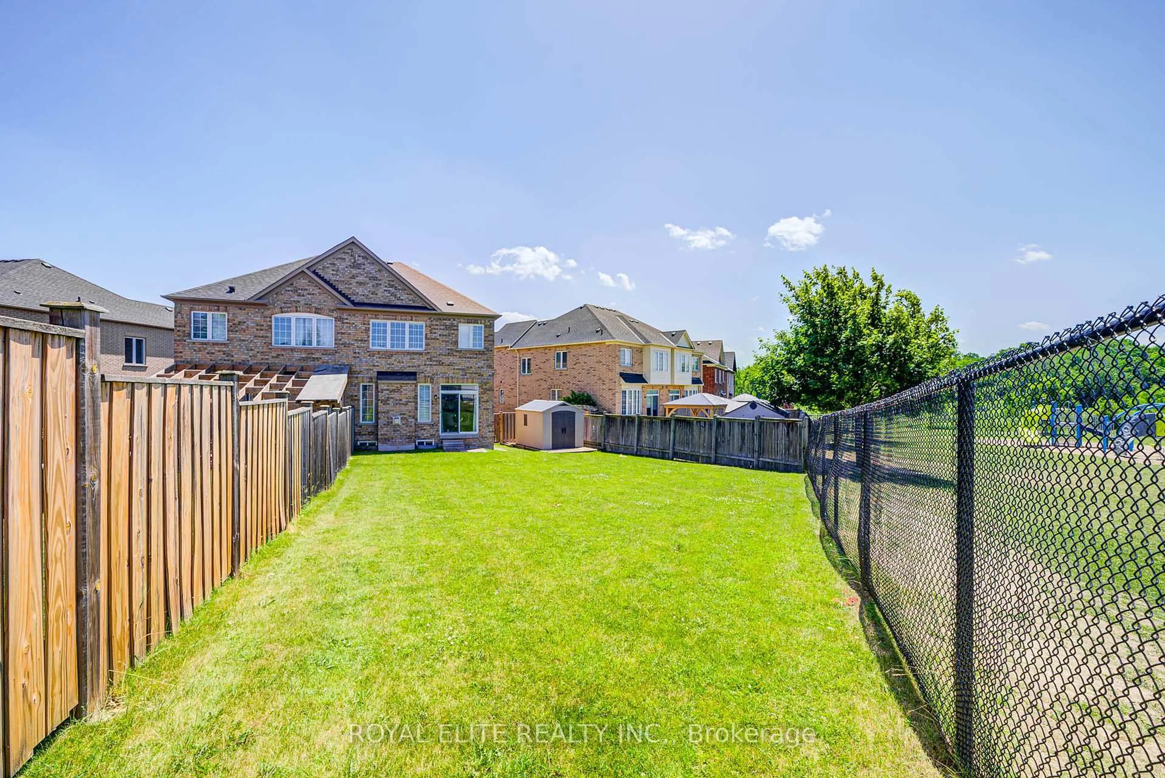 A pic from outside/outdoor area/front of a property/back of a property/a pic from drone, unknown for 170 James Ratcliff Ave, Whitchurch-Stouffville Ontario L4A 0L6
