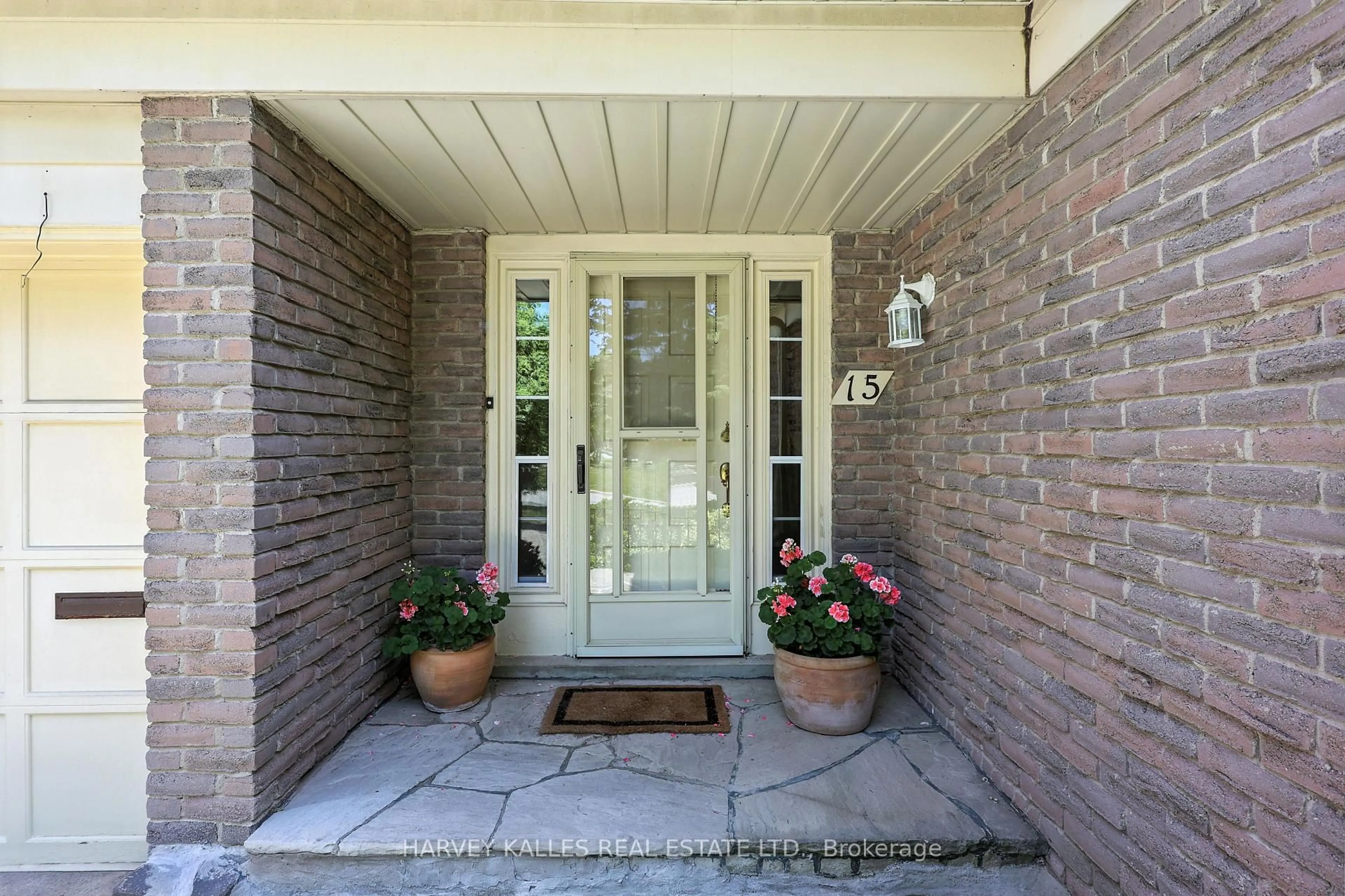 Indoor entryway for 15 Woolsthorpe Cres, Markham Ontario L3T 4E1