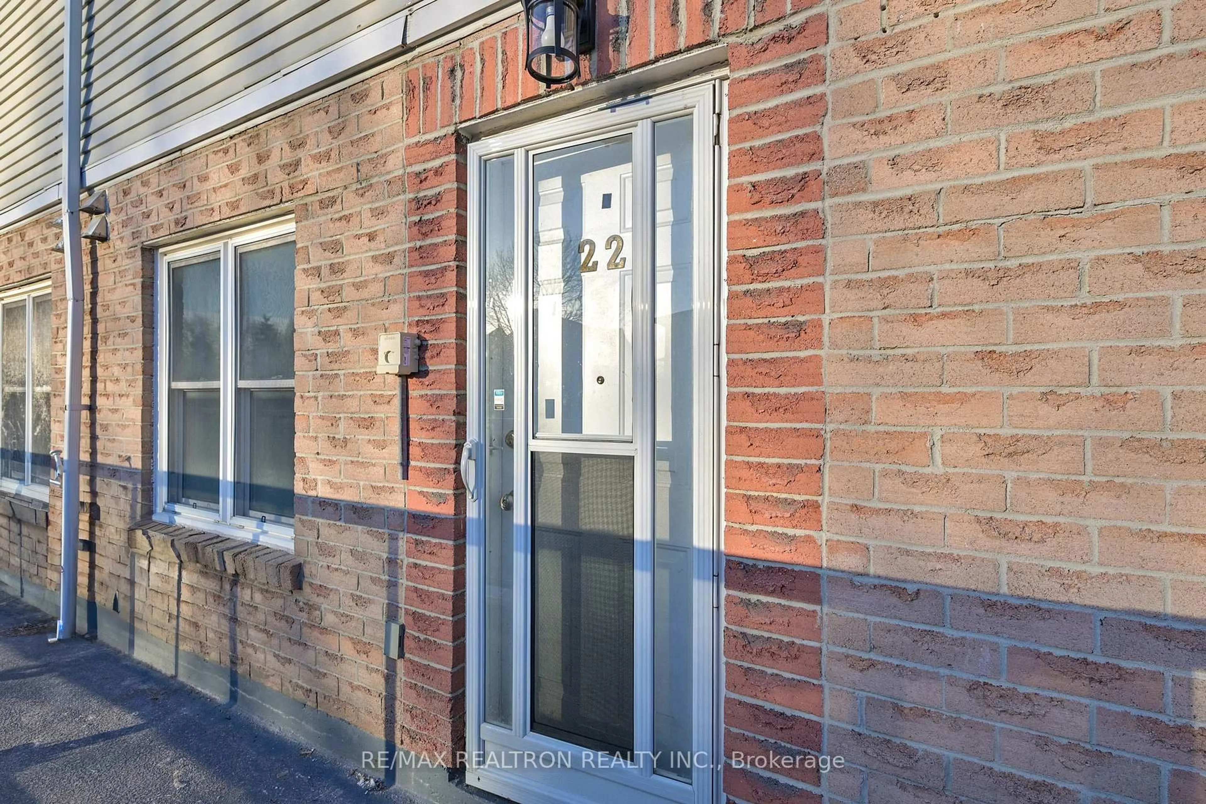 Indoor entryway for 115 Main St #22, Newmarket Ontario L3Y 8J2