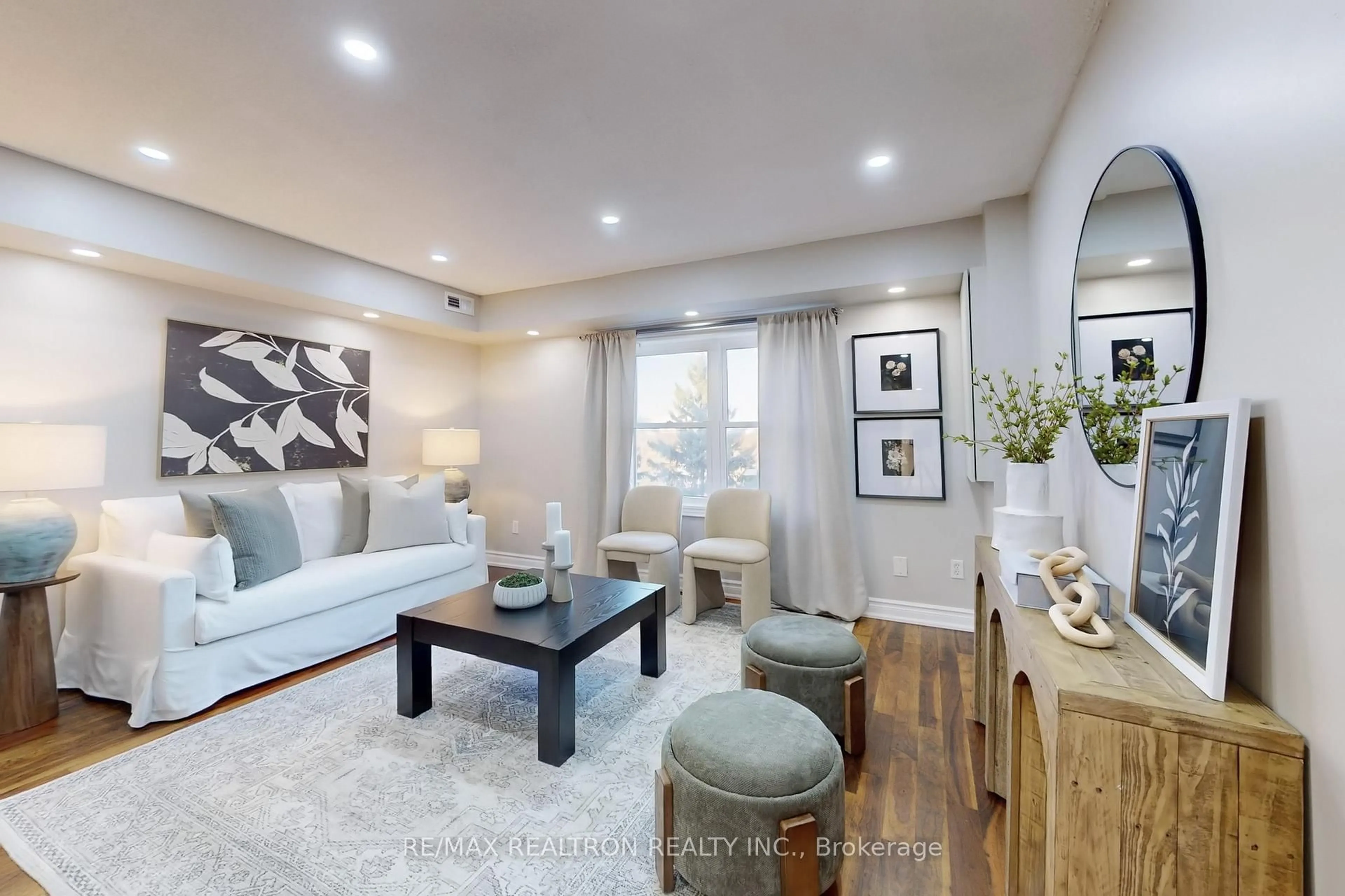 Living room with furniture, unknown for 115 Main St #22, Newmarket Ontario L3Y 8J2