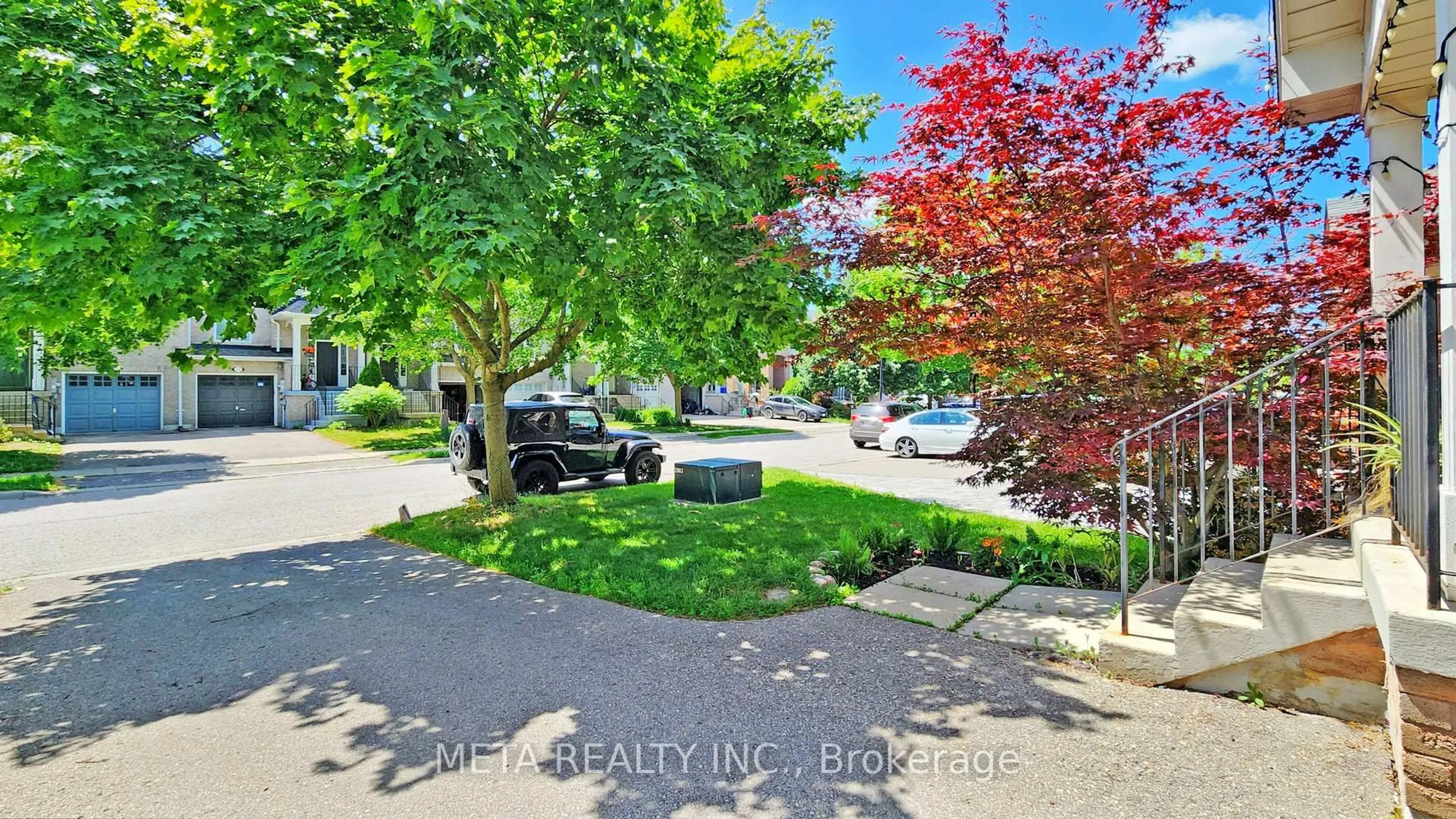 A pic from outside/outdoor area/front of a property/back of a property/a pic from drone, street for 87 Banbrooke Cres, Newmarket Ontario L3X 2W9